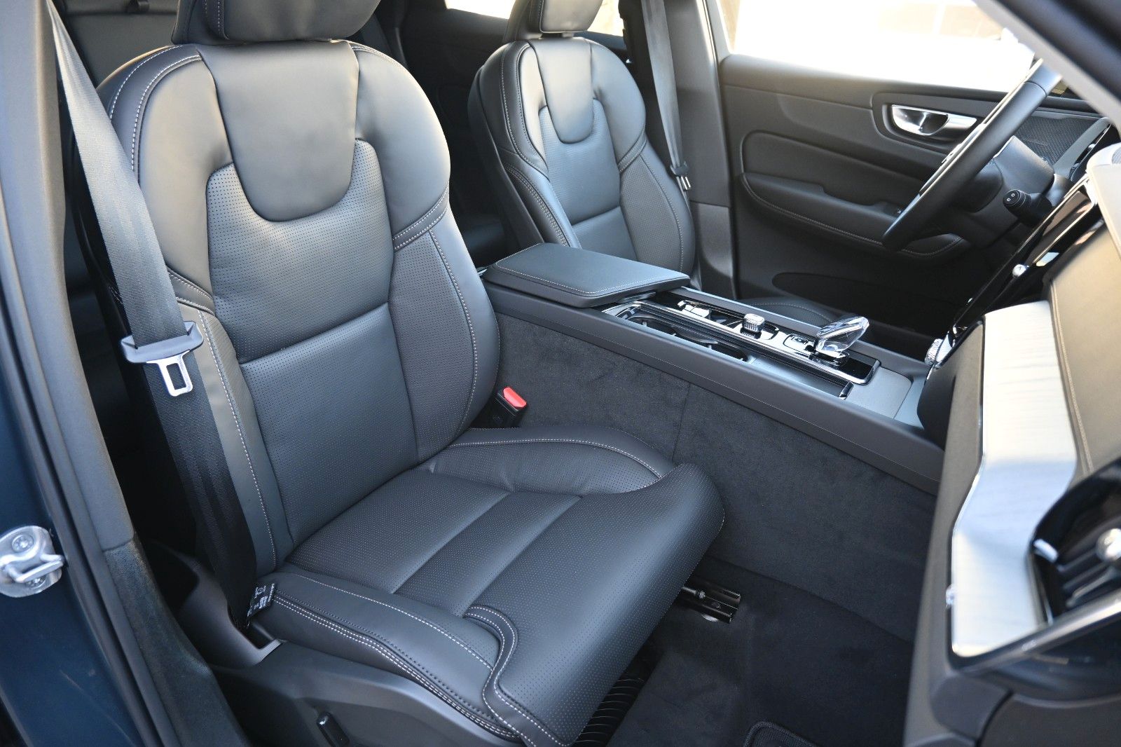 Volvo XC60 B5 B AWD Ultra Dark*PANO*360°*LUFT*ACC*AHK