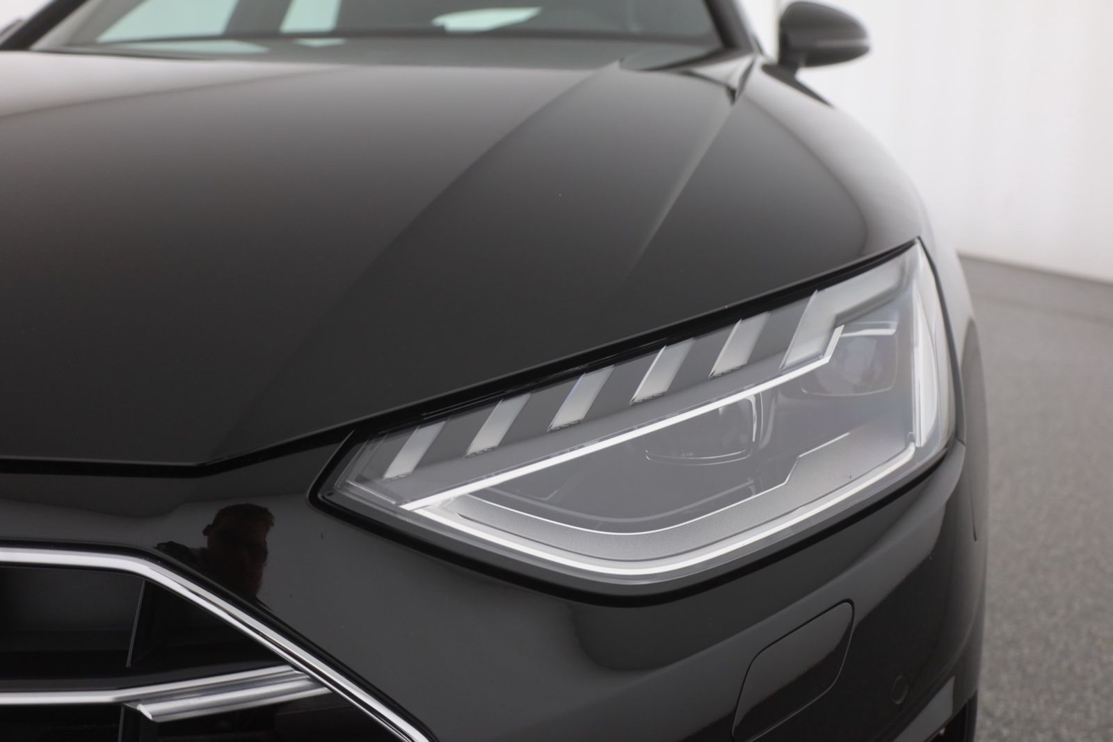 Audi A4 Avant 35 TFSI advanced - Samsaru's Car Outlet