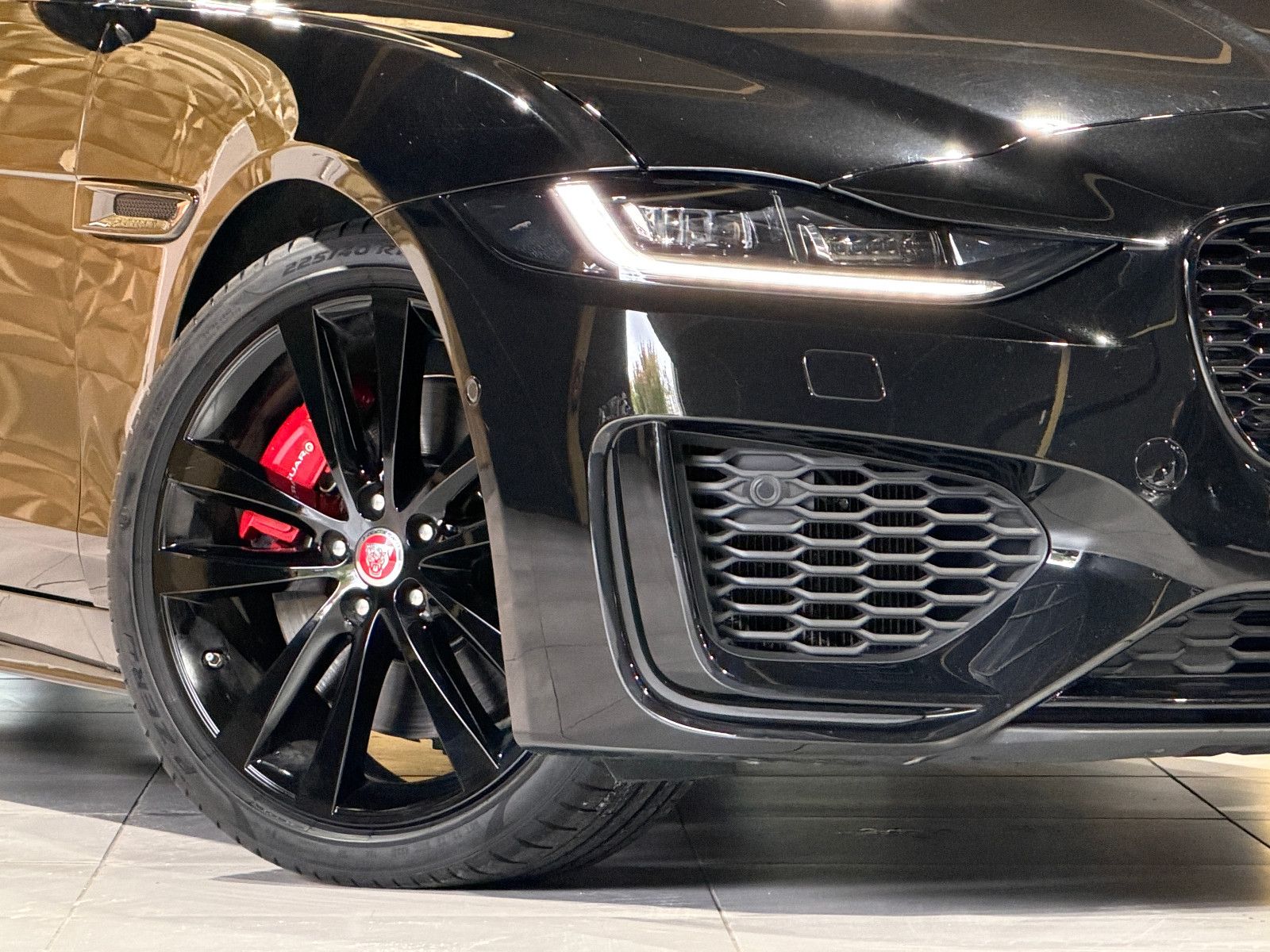 Jaguar XE R-Dynamic Black/PANO/360''KAM/MERIDIAN/LED
