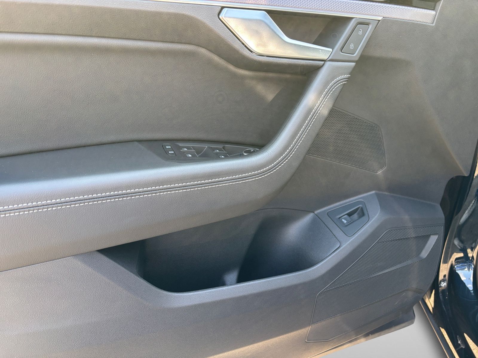 Volkswagen Touareg R-Line 4Mo - Samsaru's Car Outlet