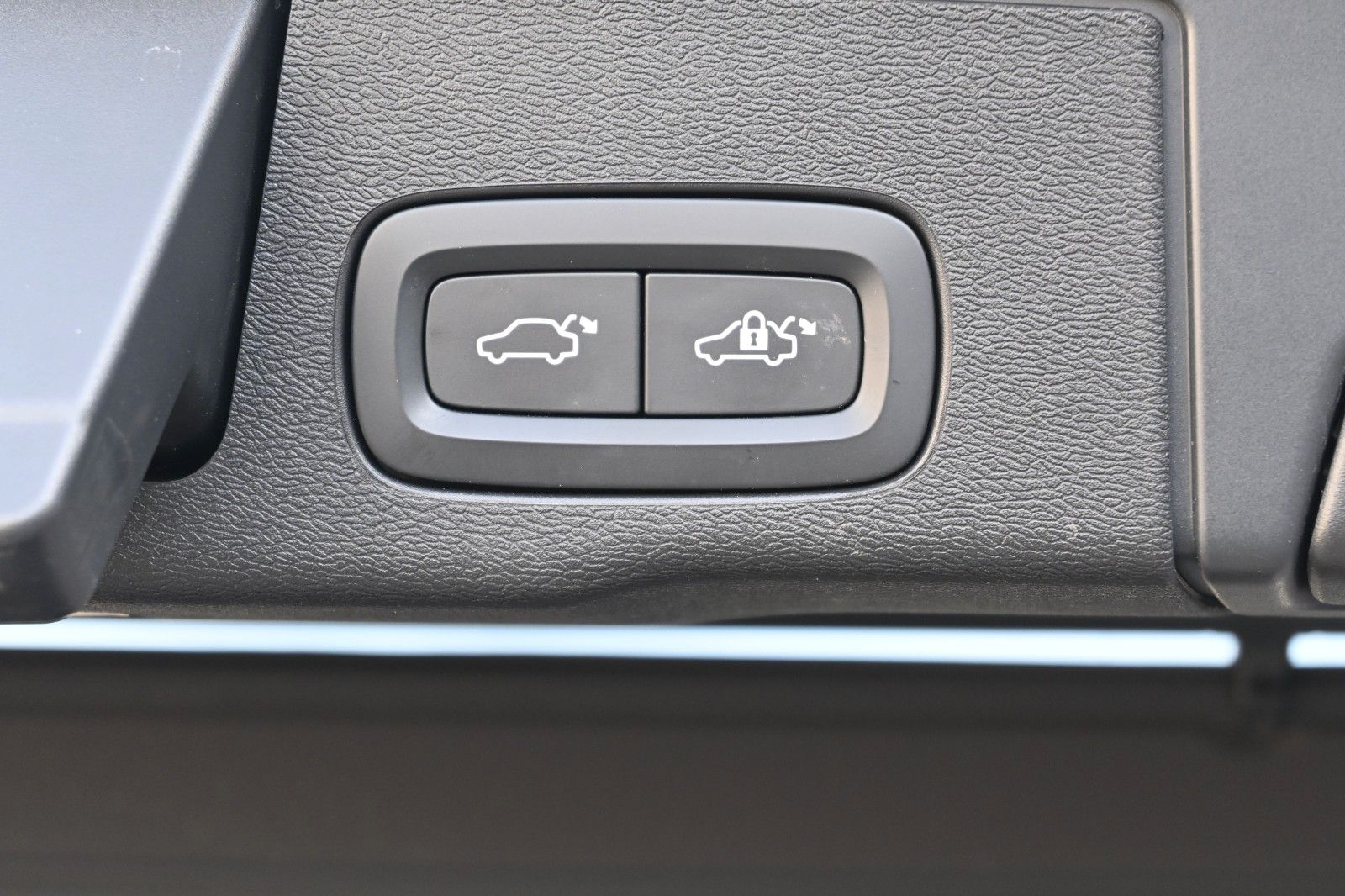 Volvo XC60 B5D AWD R-Design*LUFT*360*H&K*STHZ*HUD*QI