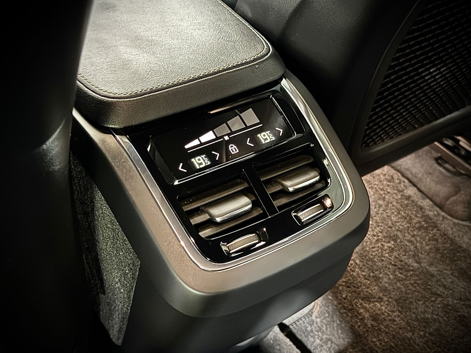 Volvo XC90 R-Design AWD - Samsaru's Car Outlet