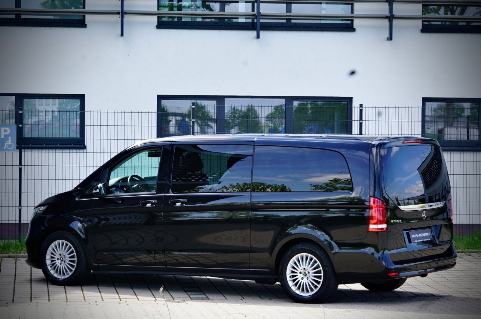 Mercedes-Benz V 300 EDITION - Samsaru's Car Outlet