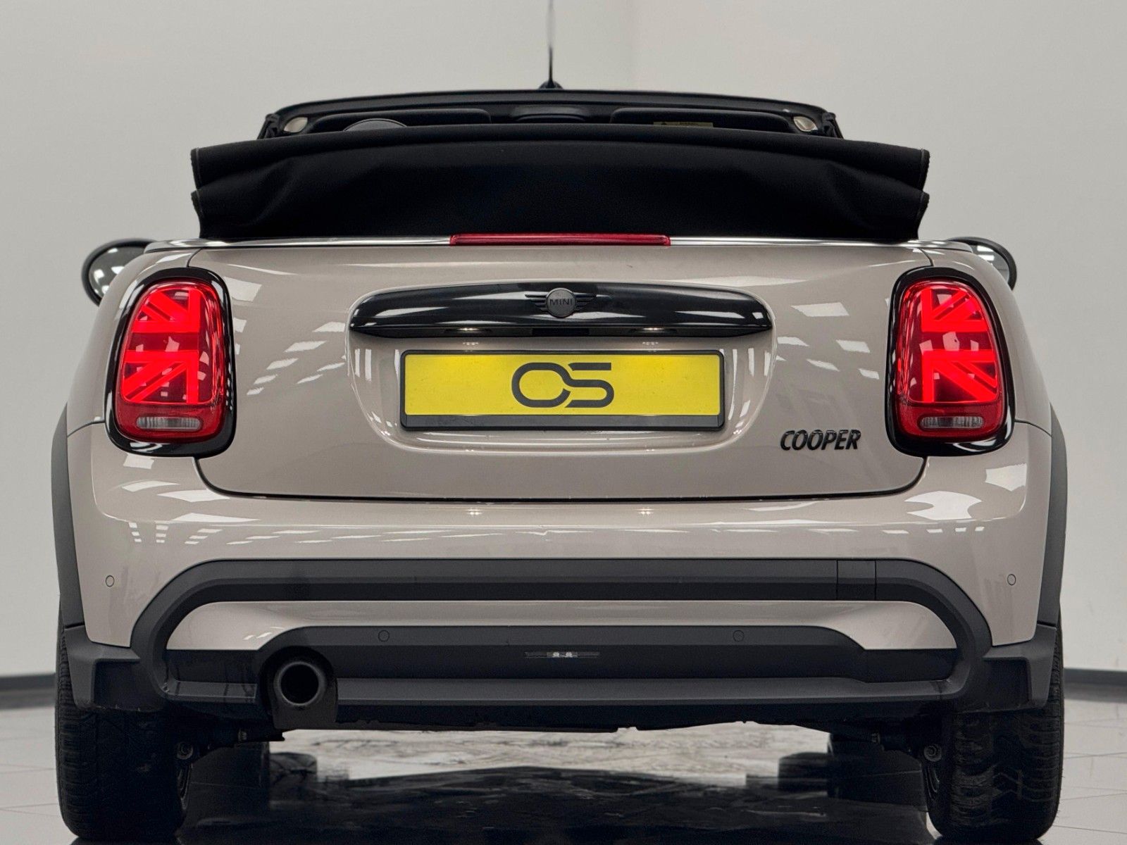 MINI Cabrio Cooper - Samsaru's Car Outlet