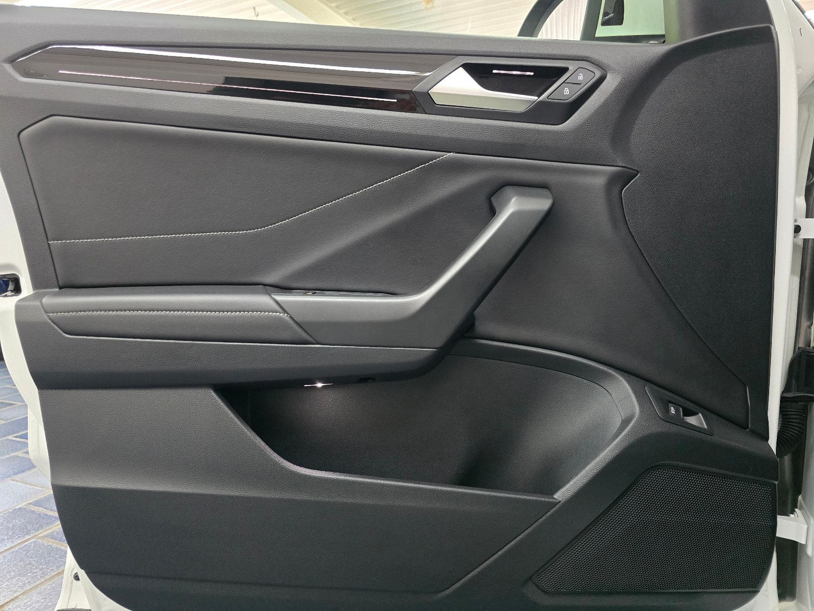 Volkswagen T-Roc R-Line Sport - Samsaru's Car Outlet