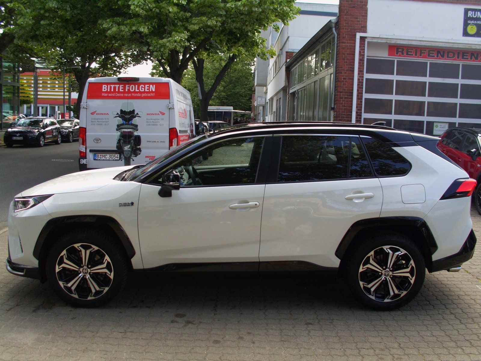 Toyota RAV 4 Plug-in Hybrid 4x4 - Samsaru's Car Outlet