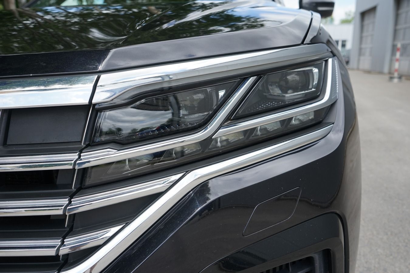 Volkswagen Touareg 4.0 V8 TDI R-Line - Samsaru's Car Outlet