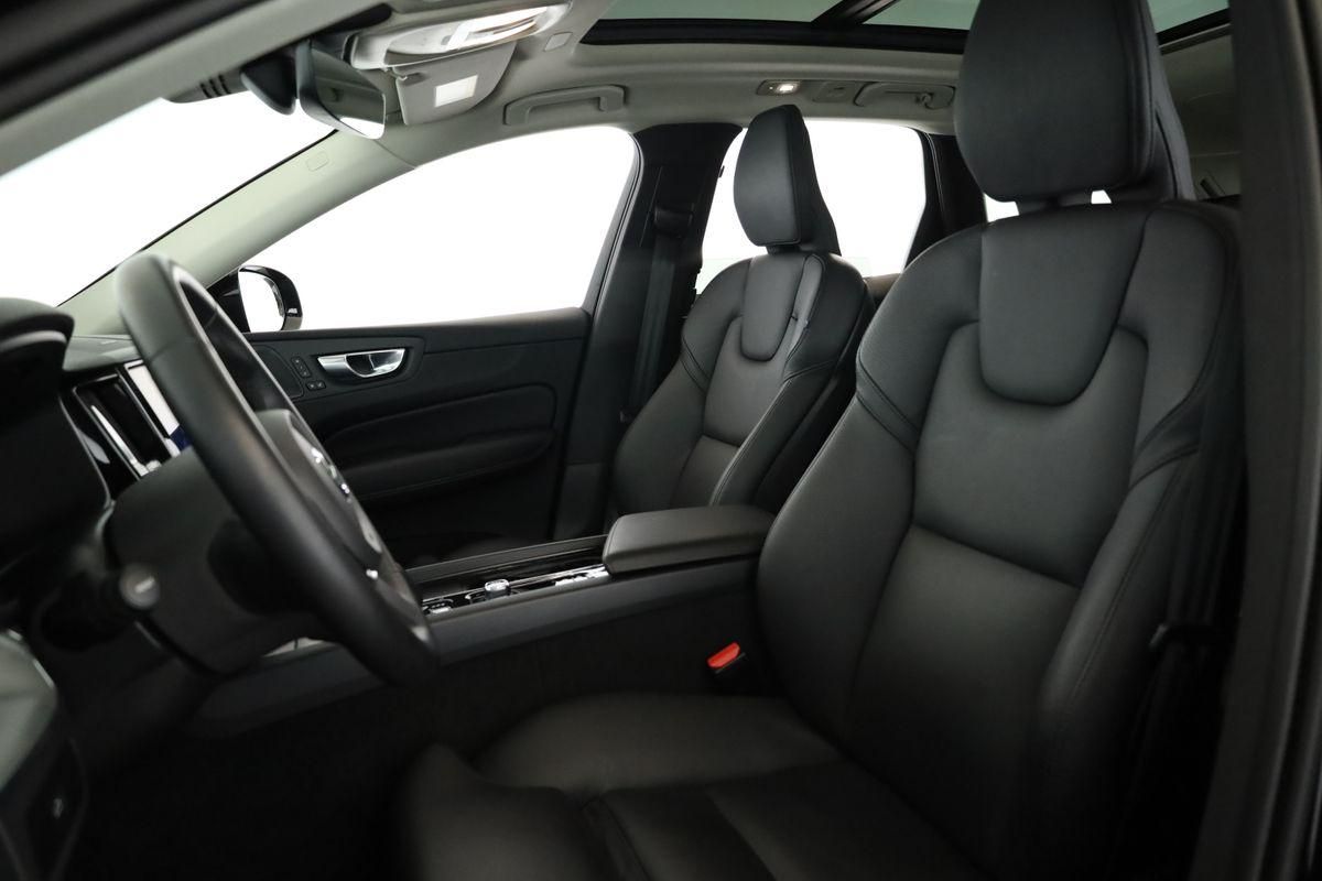 Volvo XC60 B4 AWD Plus Dark LED Pano ACC Kam 21" AHK