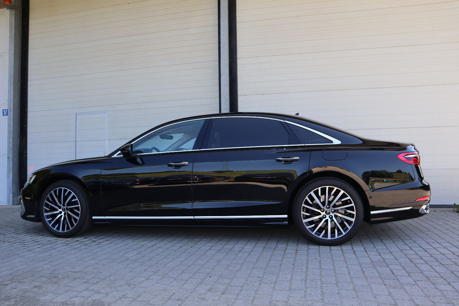 Audi A8L 60 TFSIe lang - Samsaru's Car Outlet