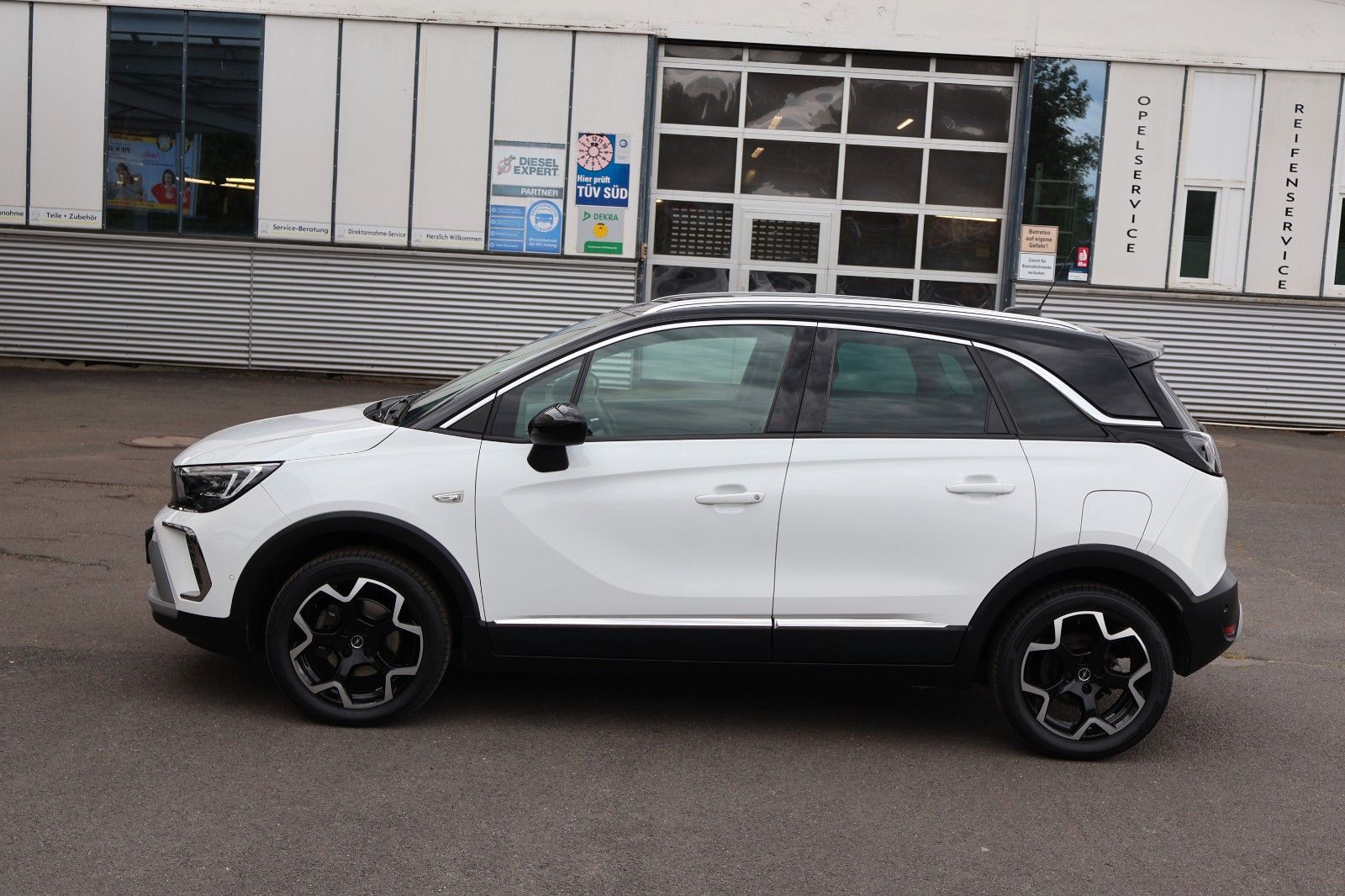 Opel Crossland 1.5 Diesel Ultimate - Samsaru's Car Outlet