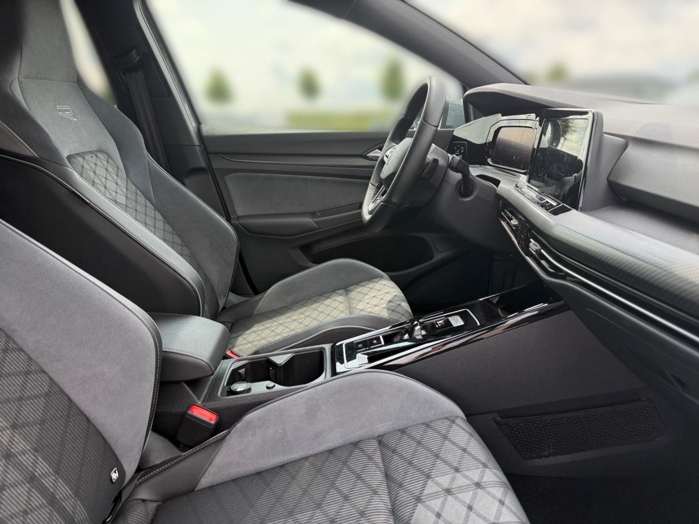 Volkswagen Golf 8 VIII R-Line 1.5 eTSI - Samsaru's Car Outlet