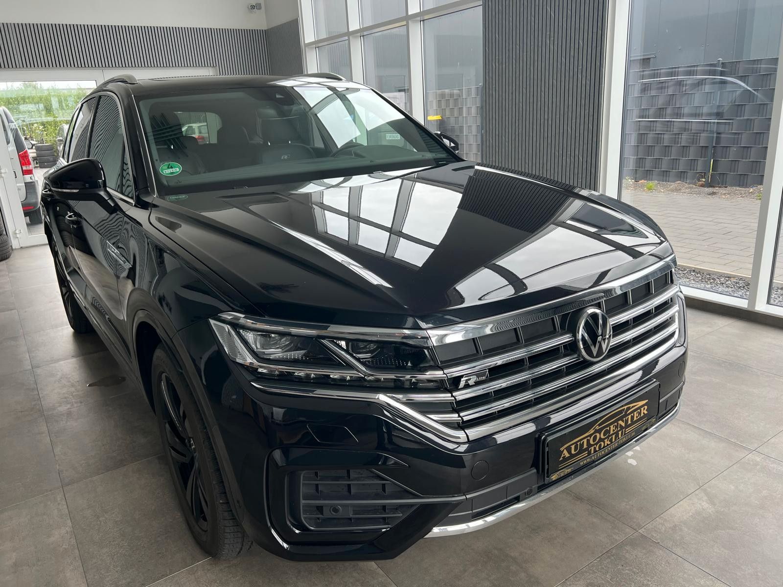 Volkswagen Touareg 3.0 TDI R-Line 4M - Samsaru's Car Outlet