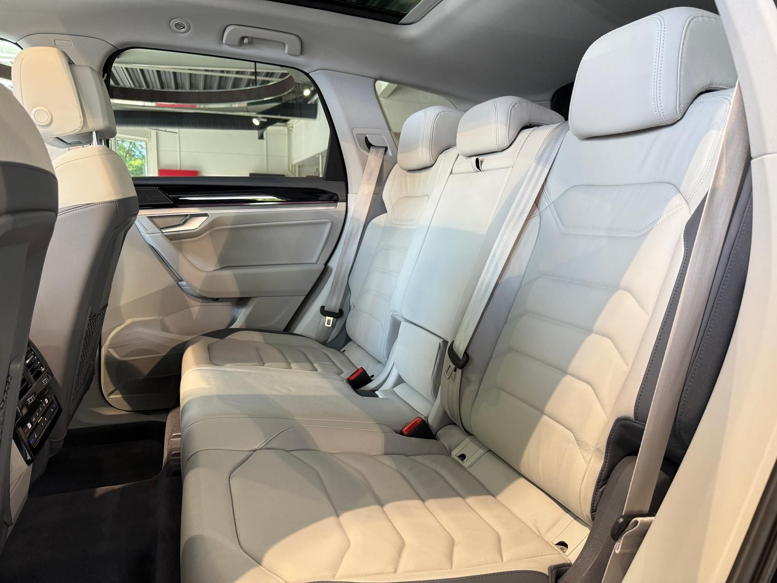 Volkswagen Touareg Elegance 4Motion eHybrid - Samsaru's Car Outlet