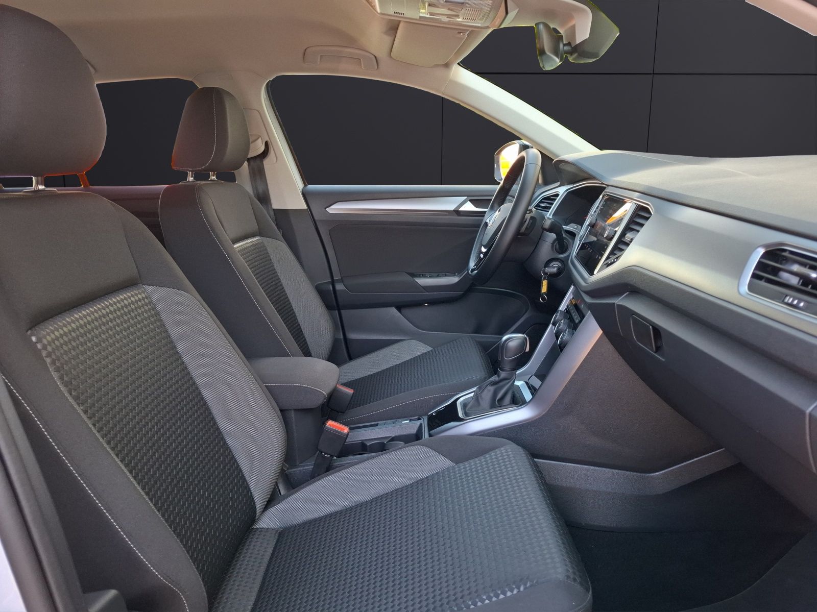 Volkswagen T-Roc TSI Active DSG - Samsaru's Car Outlet