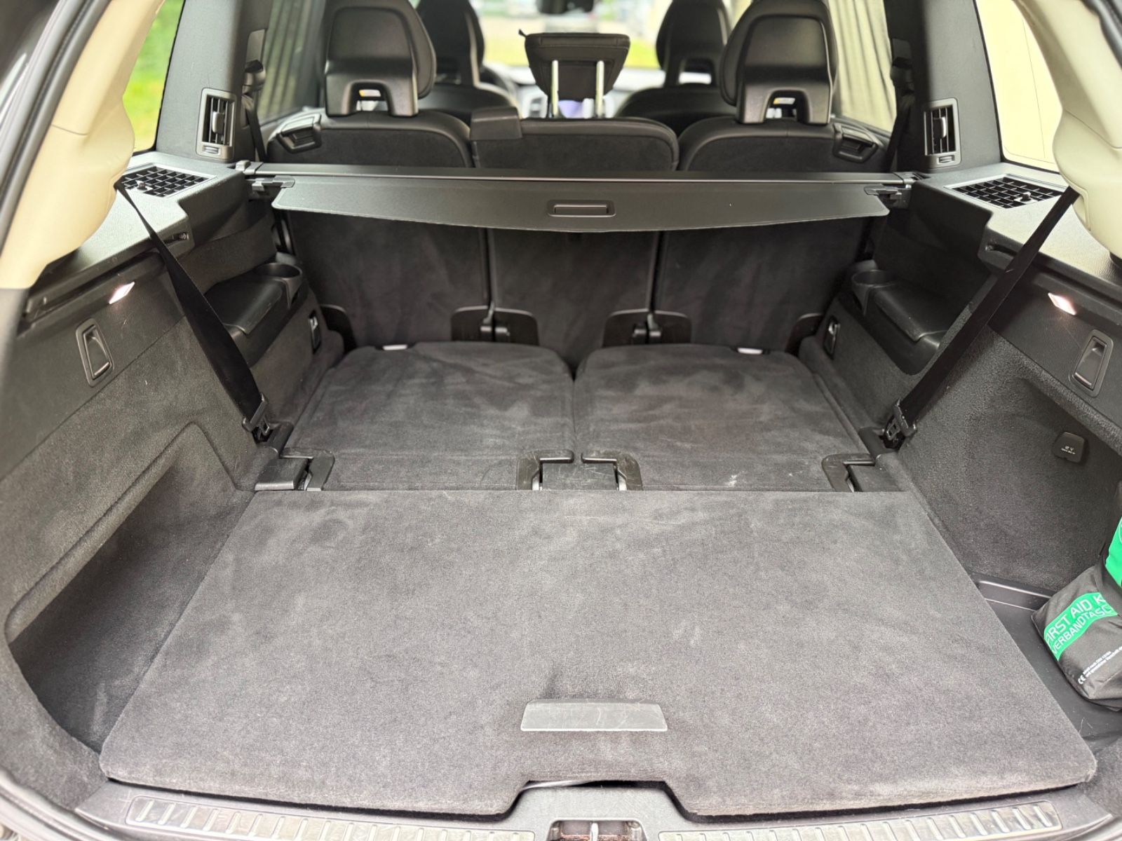 Volvo XC 90 T8 Inscription - Samsaru's Car Outlet