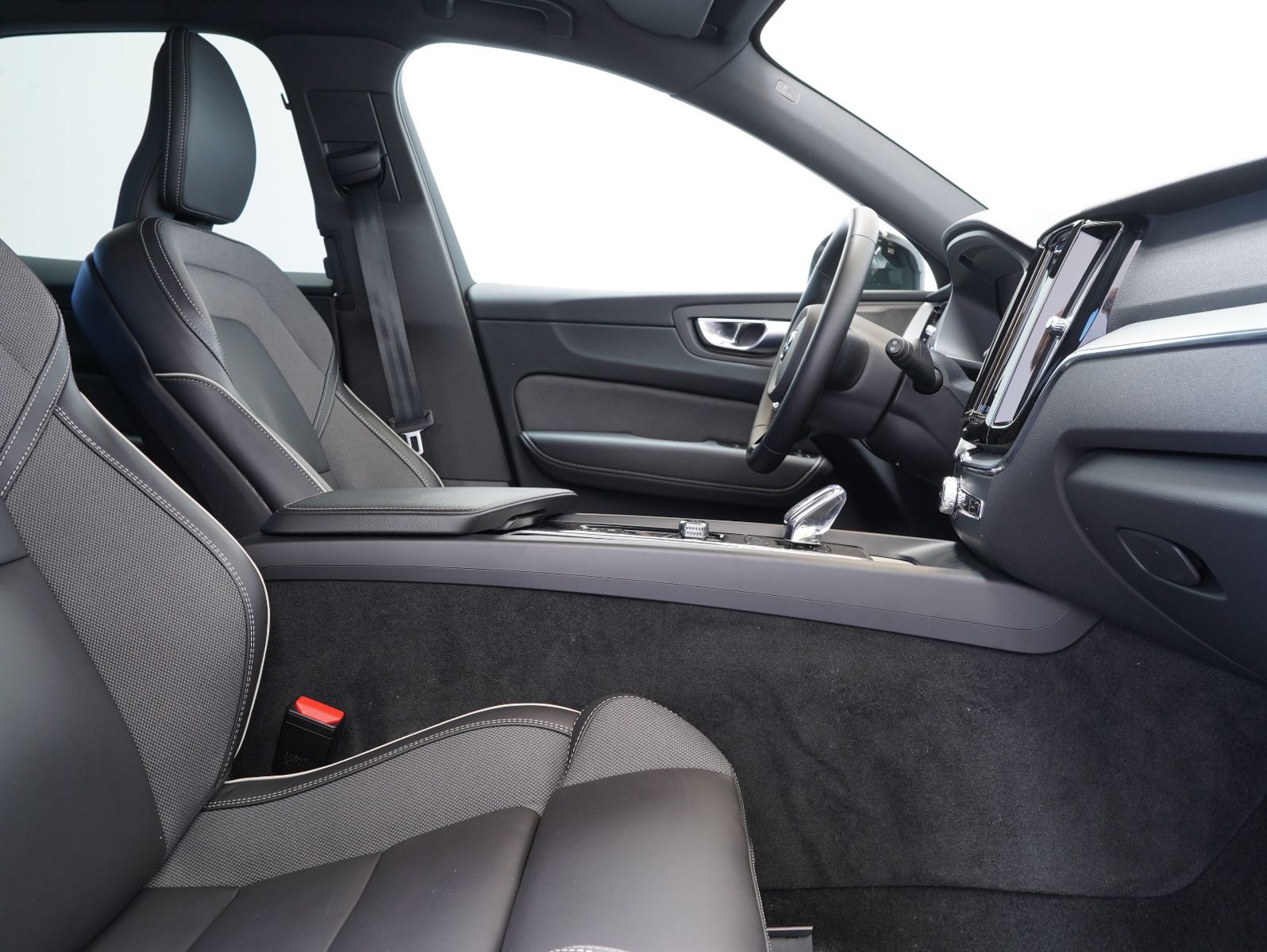 Volvo XC60 B4 D AWD Plus Dark - Samsaru's Car Outlet