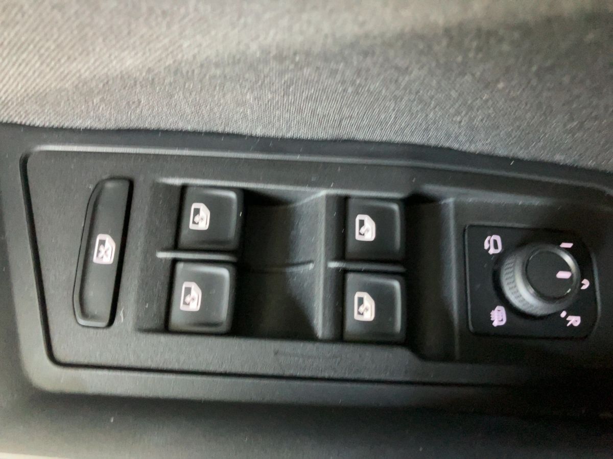 Volkswagen T-ROC 1.0 TSI LIFE - Samsaru's Car Outlet