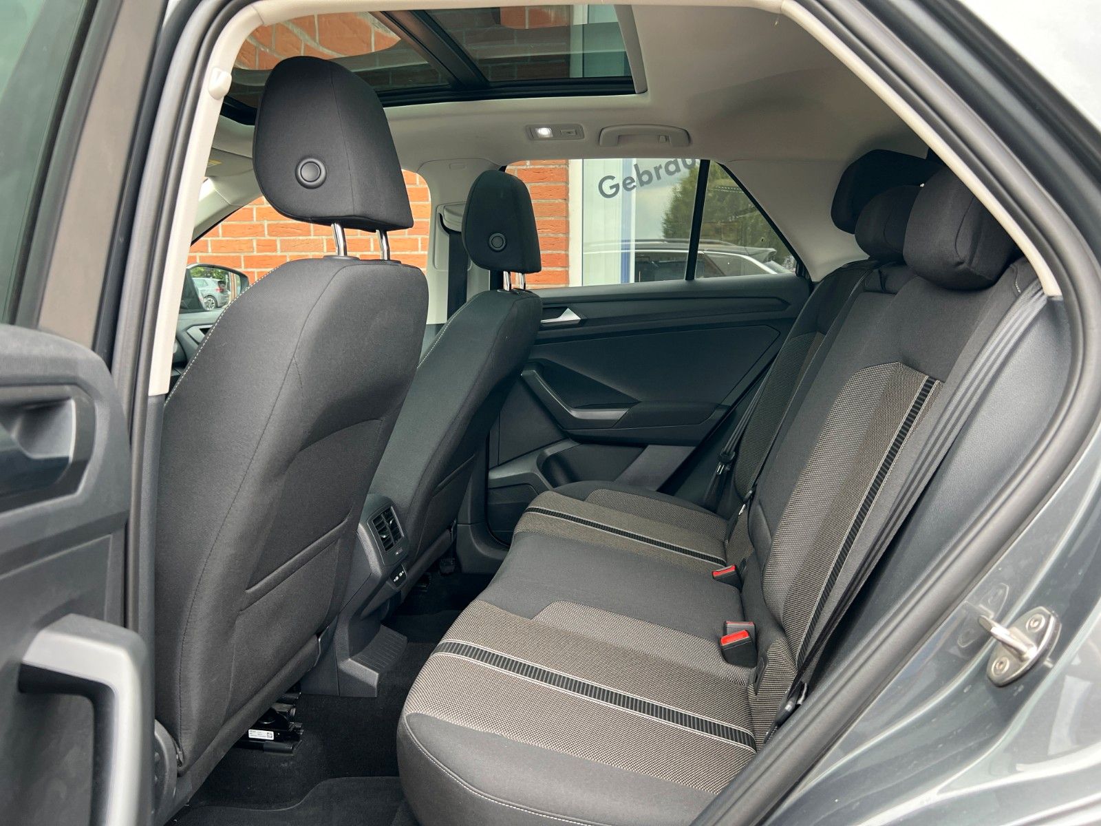 Volkswagen T-Roc Style 1.5TSi DSG R-Line - Samsaru's Car Outlet