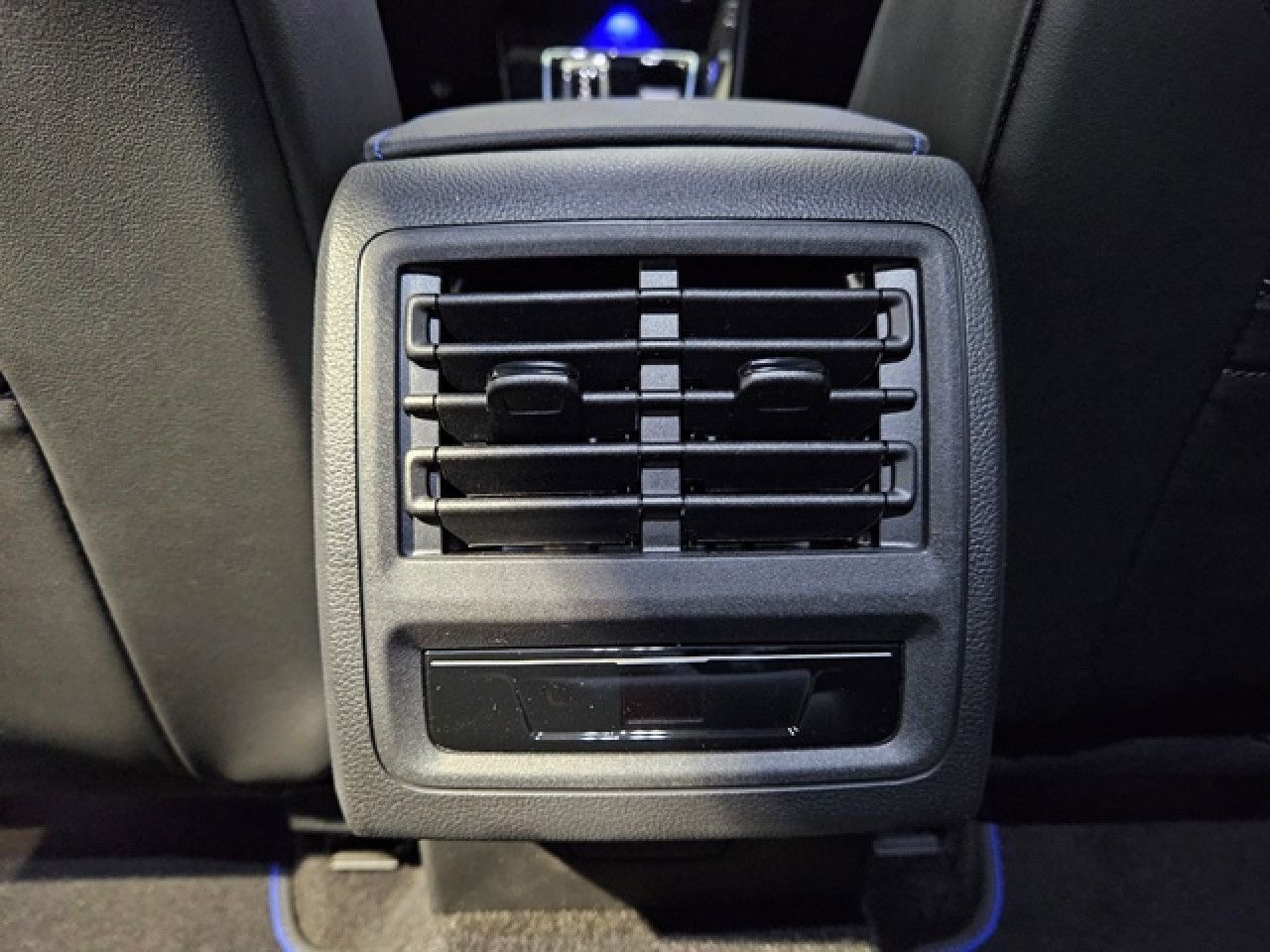 Volkswagen Golf 8 R 2.0 TSI 4M DSG - Samsaru's Car Outlet