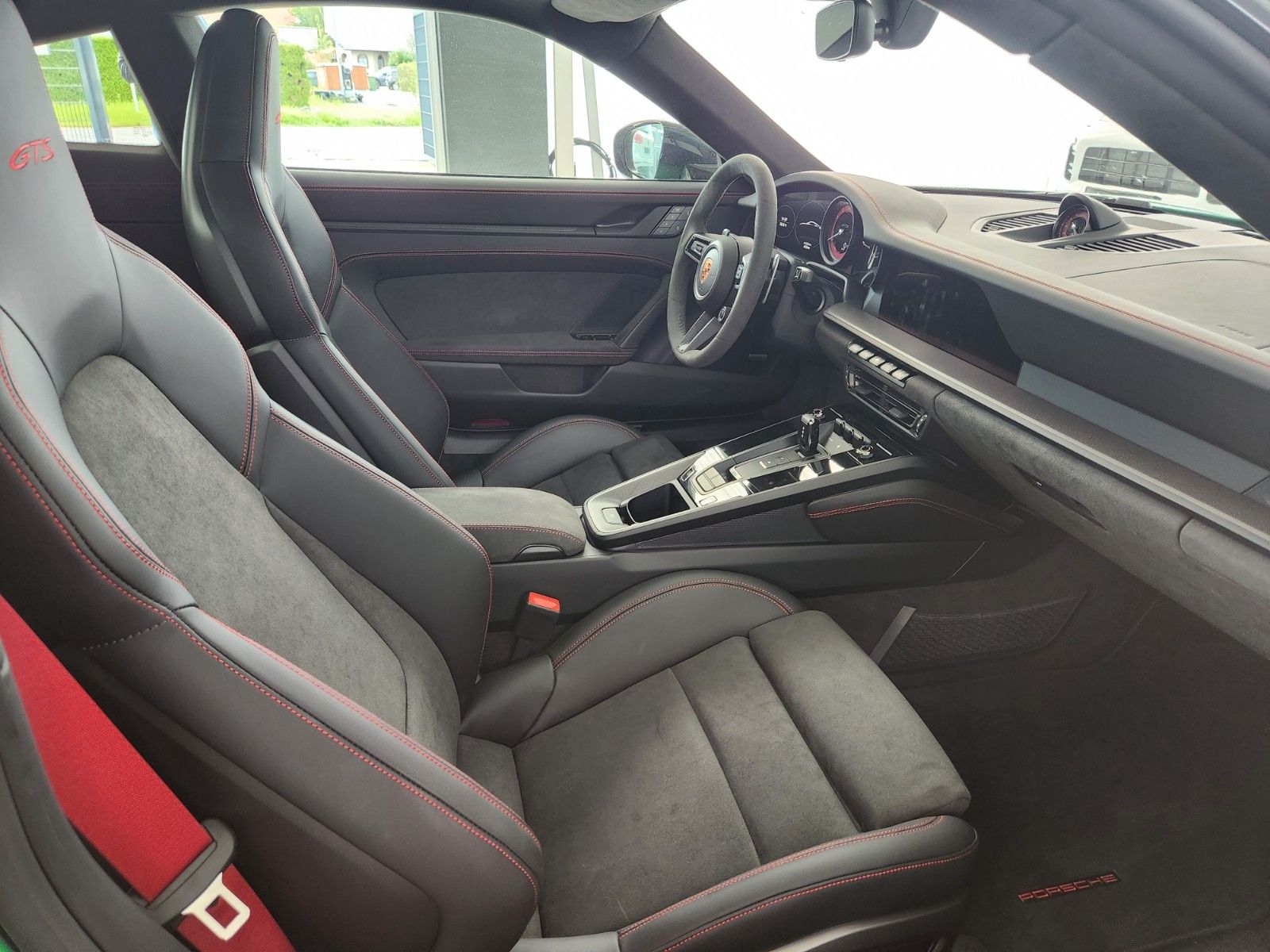 Porsche 992 Carrera 4 GTS Exclusiv - Samsaru's Car Outlet