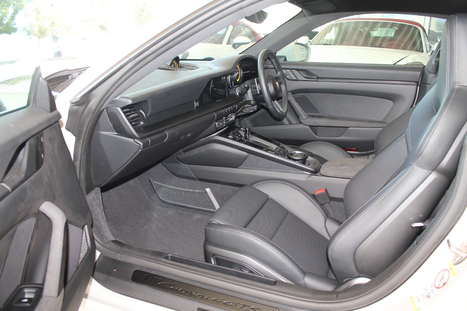 Porsche 911 Carrera 4 GTS RHD/ACC/Sportabgas/Lift/S-Dach