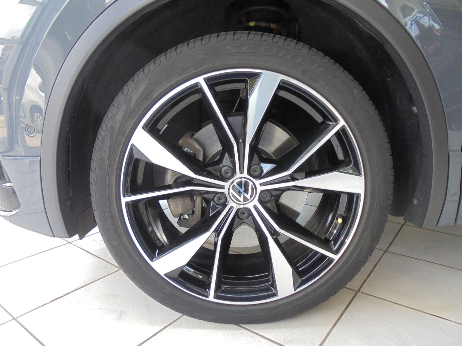 Volkswagen Tiguan R-Line 4Mo - Samsaru's Car Outlet