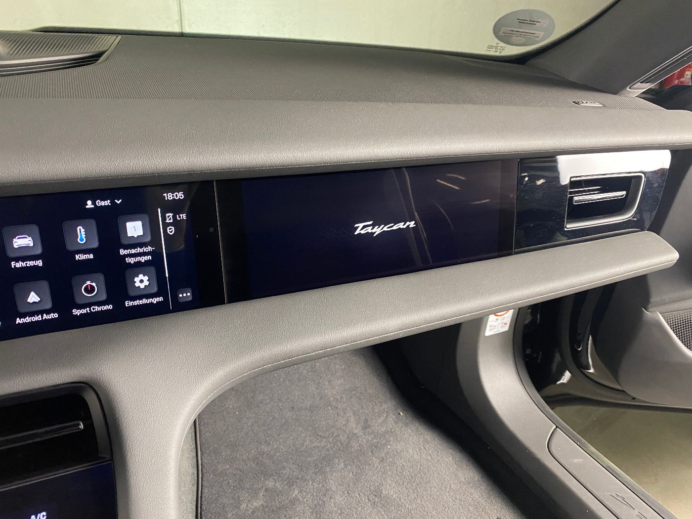 Porsche Taycan 4 Cross Turismo | Beifahrerdisplay |