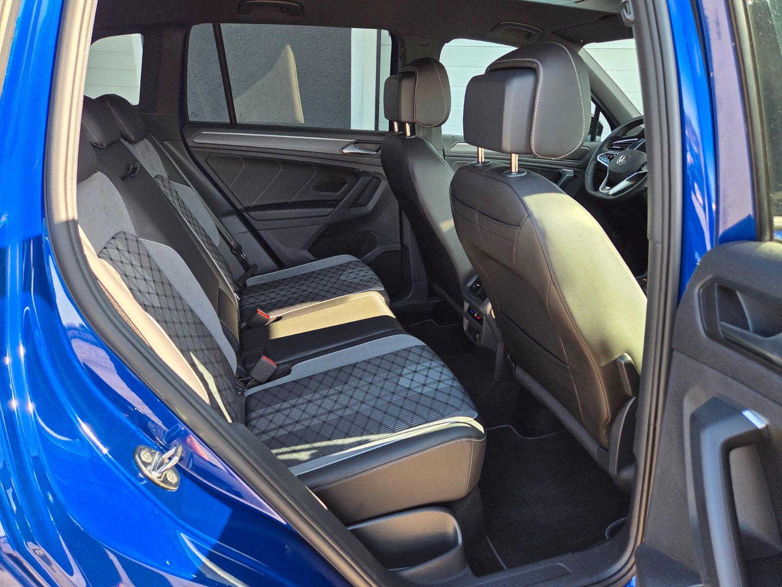 Volkswagen TIGUAN R-LINE Black - Samsaru's Car Outlet