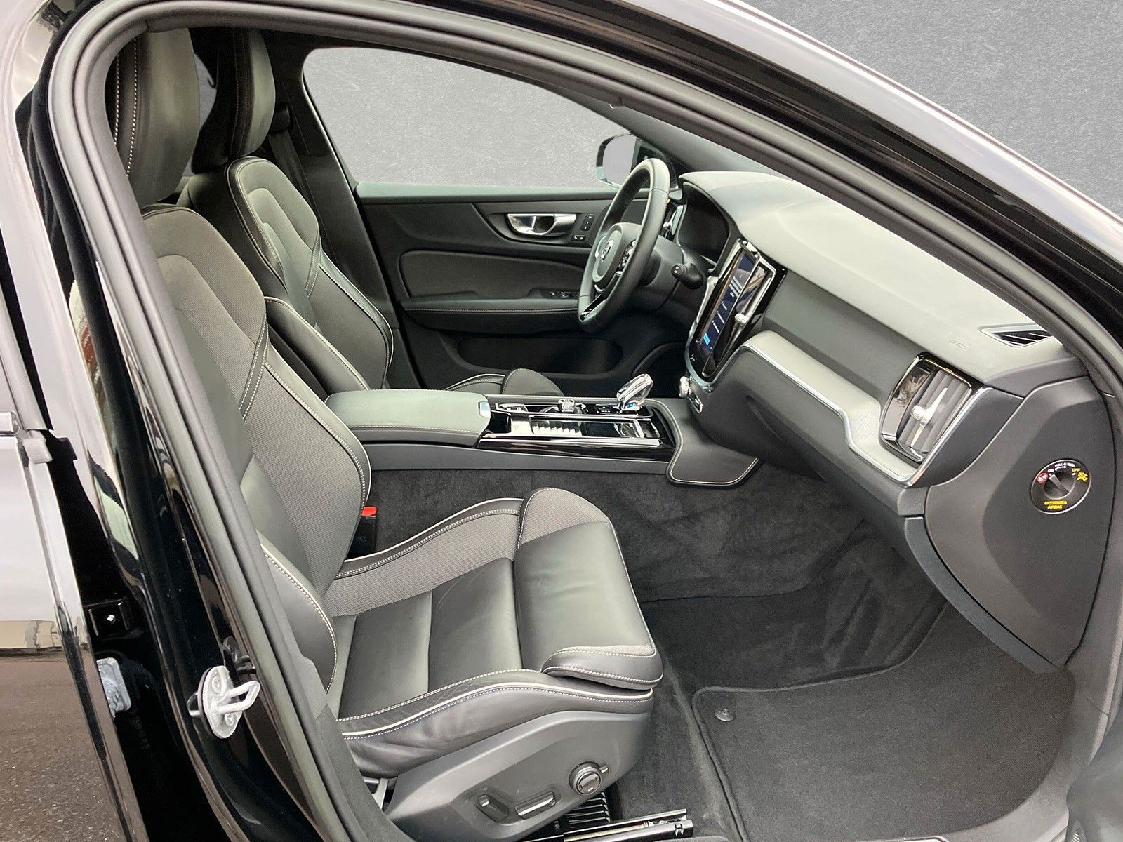 Volvo V60 T6 AWD Recharge Plus Dark AHK ACC BLIS SD