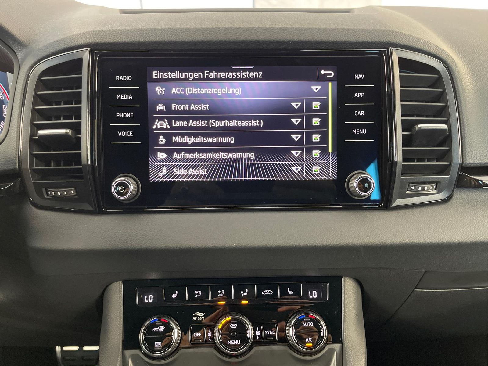 Skoda Karoq Sportline TSI 4x4 360°+19 Zoll+Navi+AHK...