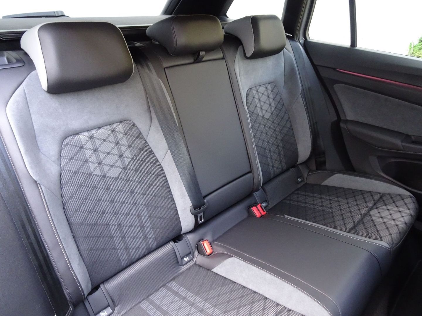 Volkswagen Golf Variant VIII 1.5 TSI R-Line - Samsaru's Car Outlet