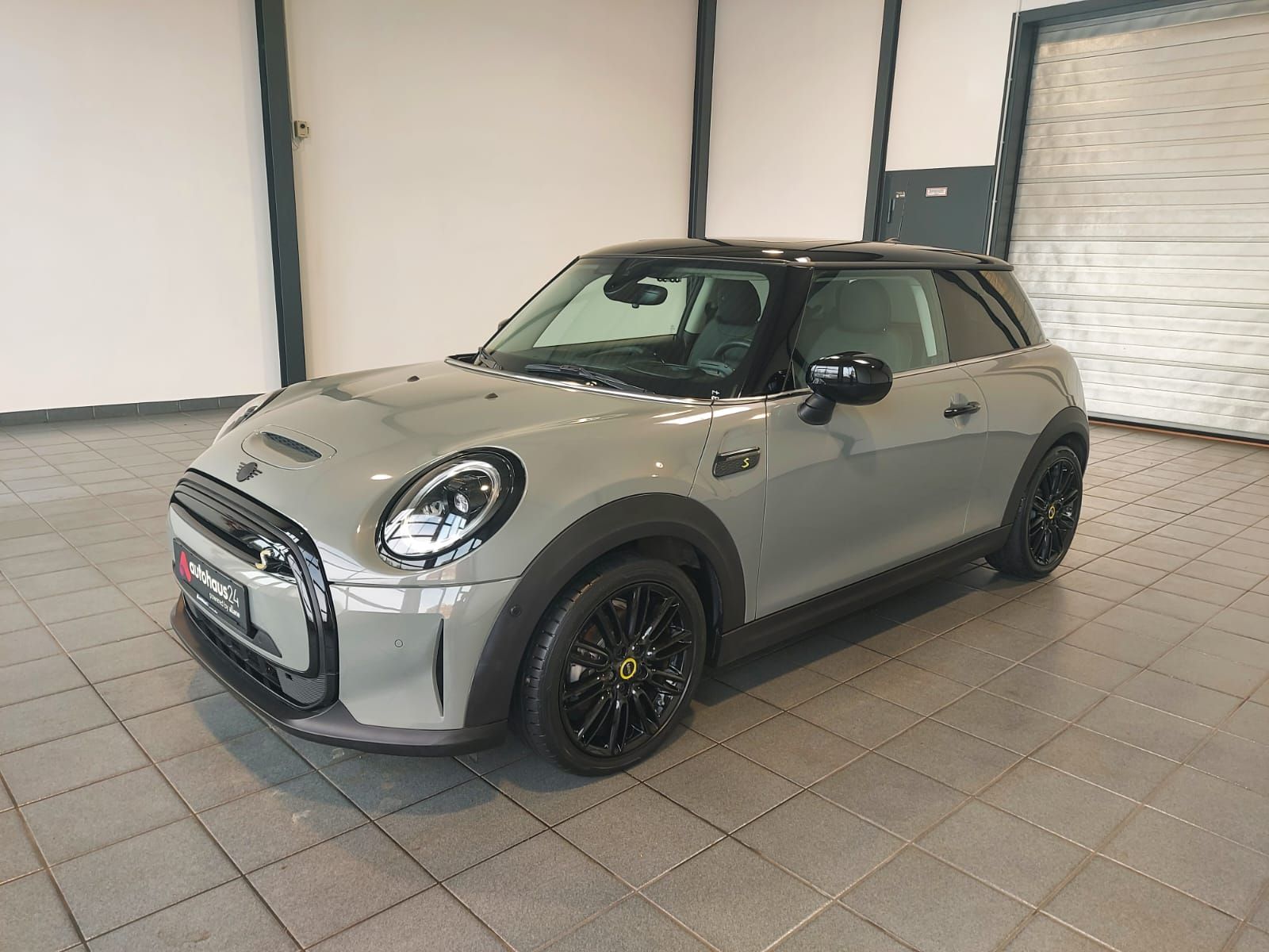 MINI Cooper SE Classic - Samsaru's Car Outlet