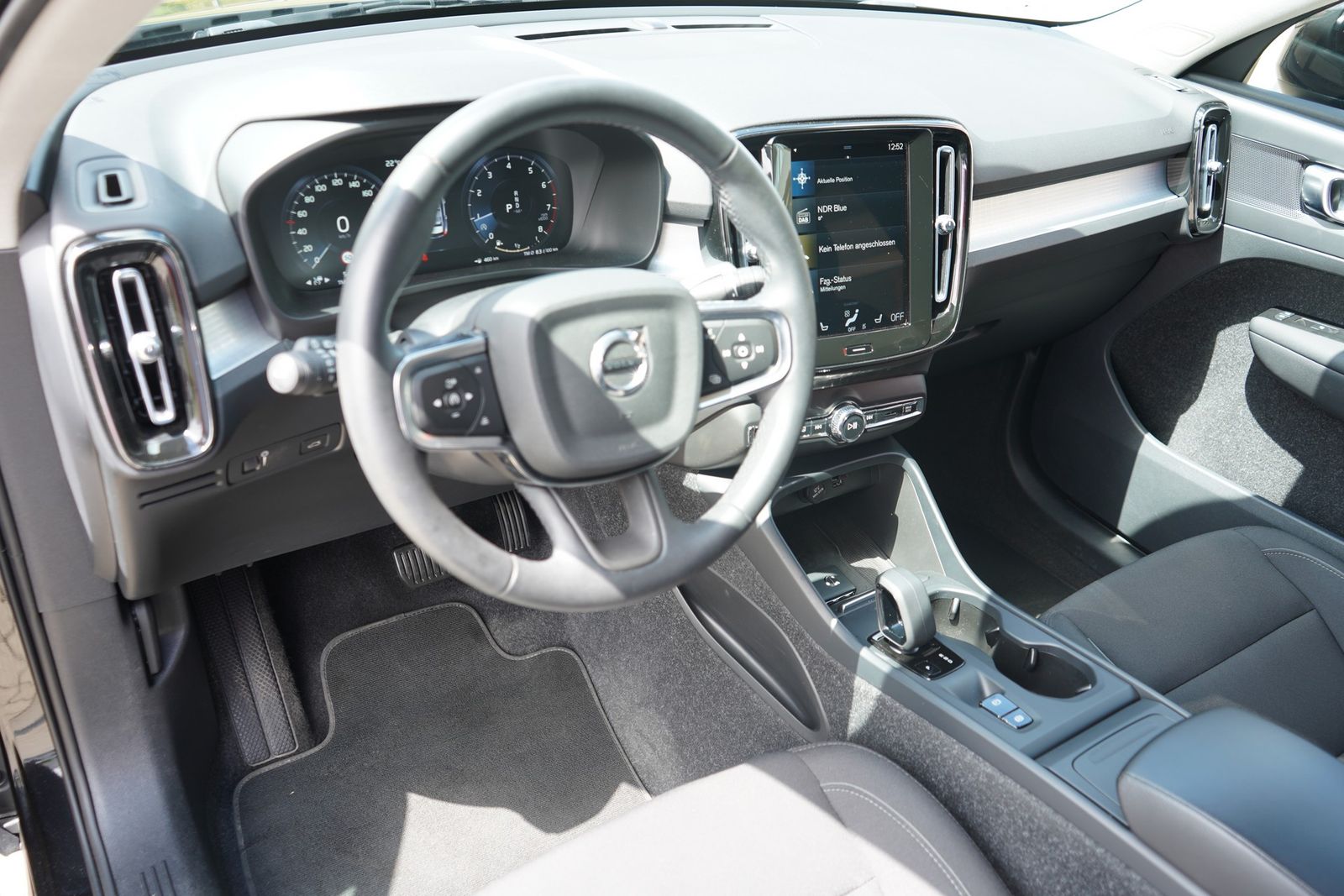 Volvo XC 40 T3 2WD Momentum Pro - Samsaru's Car Outlet