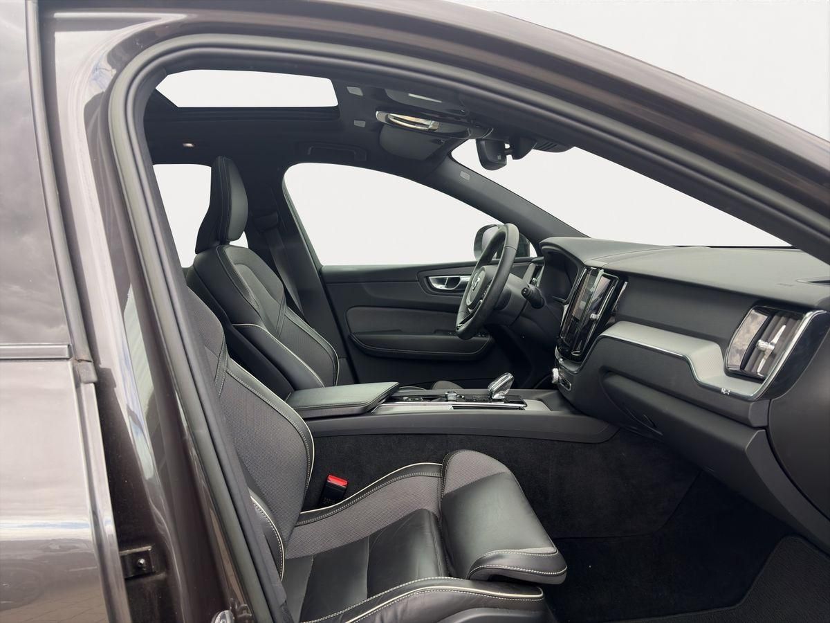 Volvo XC60 B4 AWD Plus Dark 360° PANO AHK H/K LED 20"