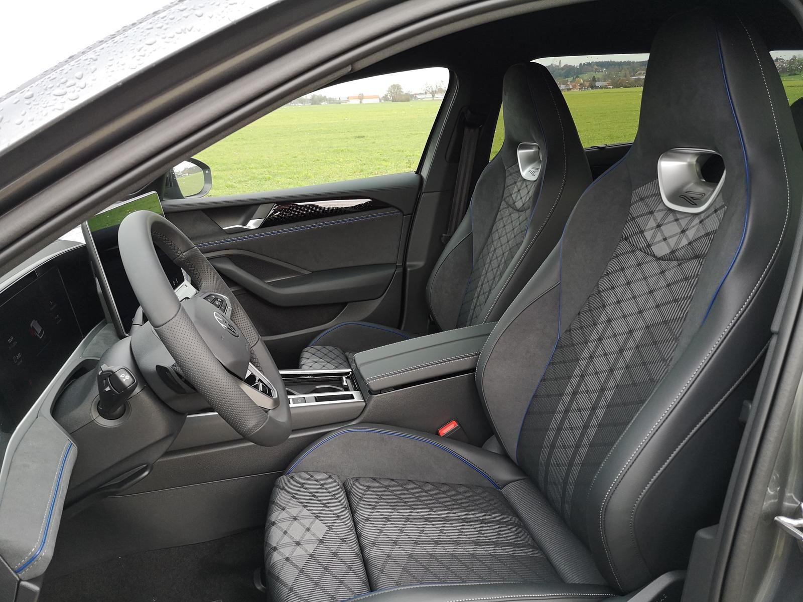 Volkswagen Passat Variant 2.0 TDI DSG 4Motion R-Line Pano 1