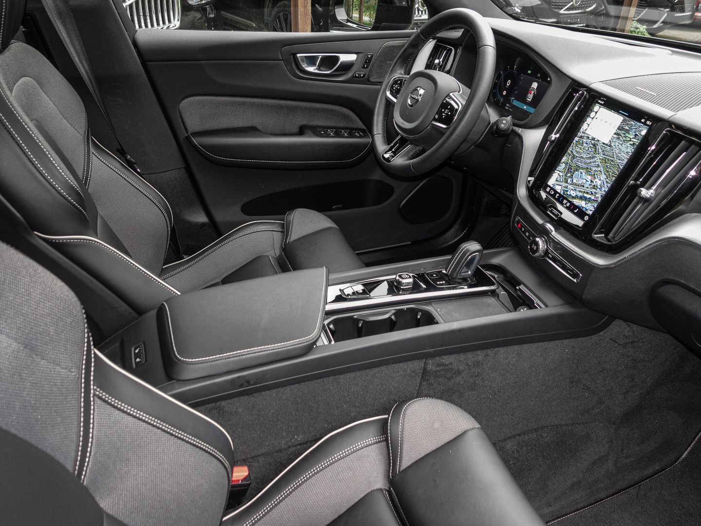 Volvo XC60 R Design Recharge Plug-In Hybrid AWD HUD St