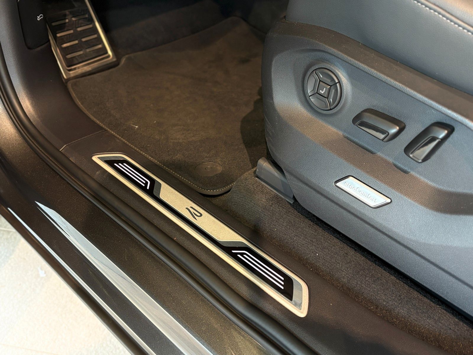 Volkswagen Touareg 3.0 TDI R-Line - Samsaru's Car Outlet