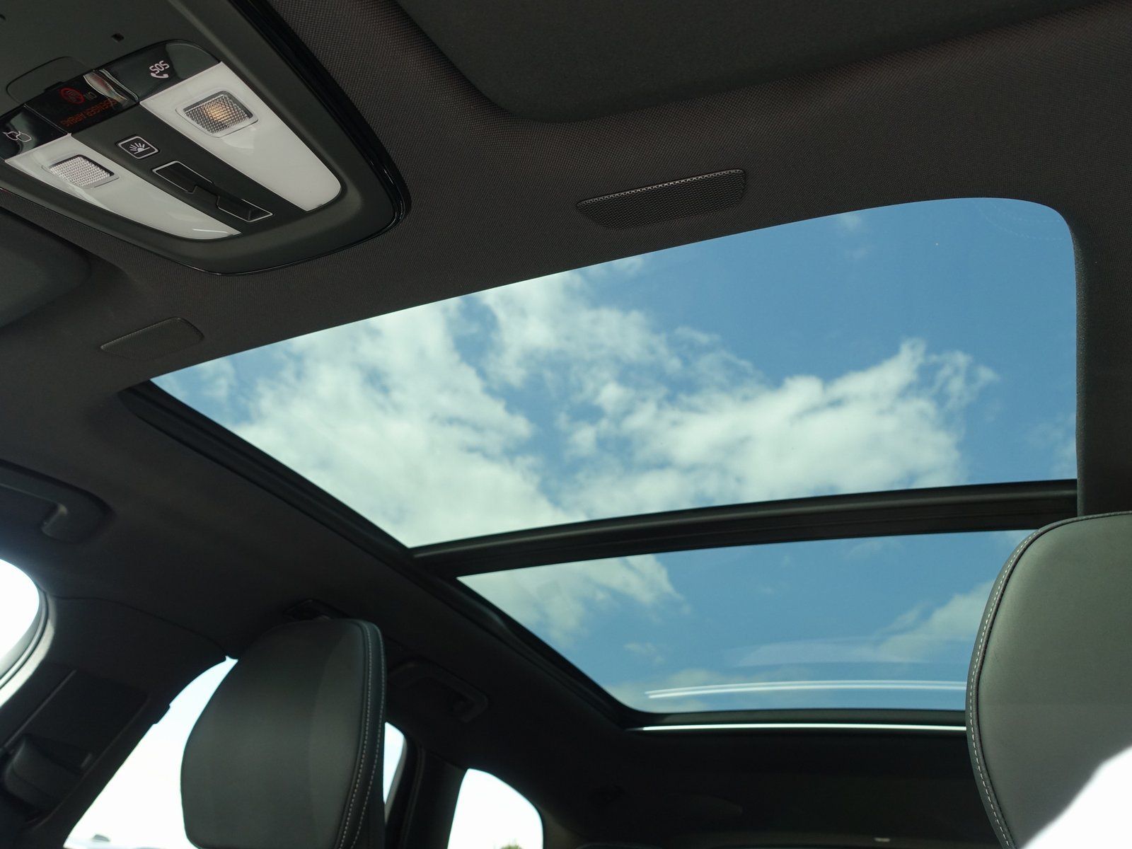 Volvo XC60 B5 Ultimate Dark AWD - Samsaru's Car Outlet