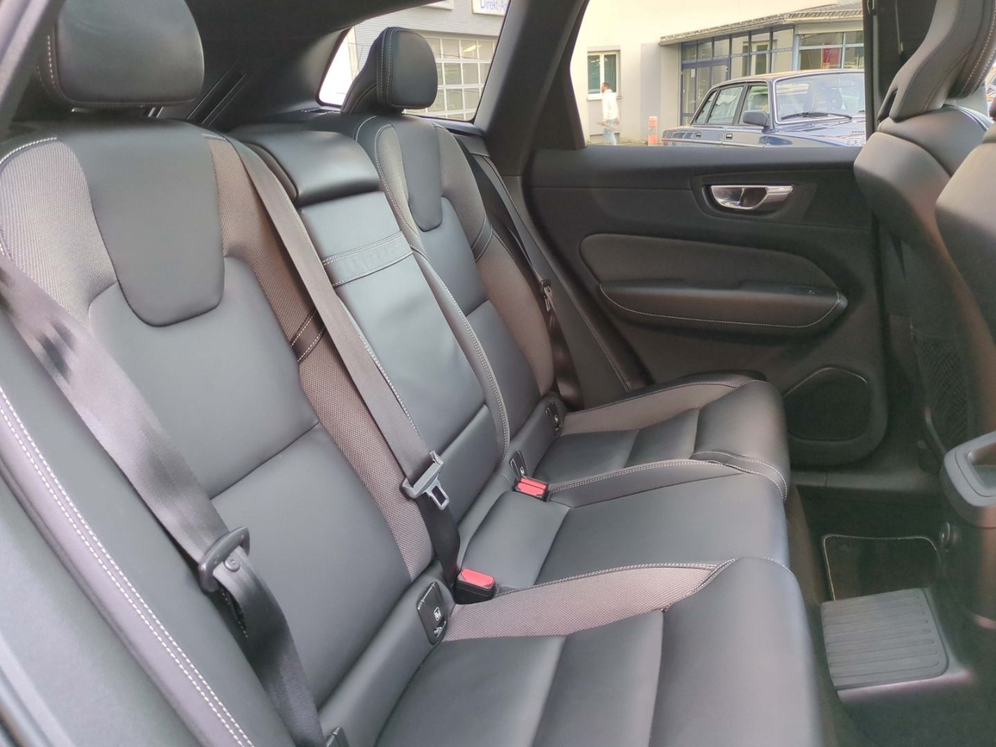 Volvo XC60 R Design Recharge Plug-In Hybrid AWD T8 Twi