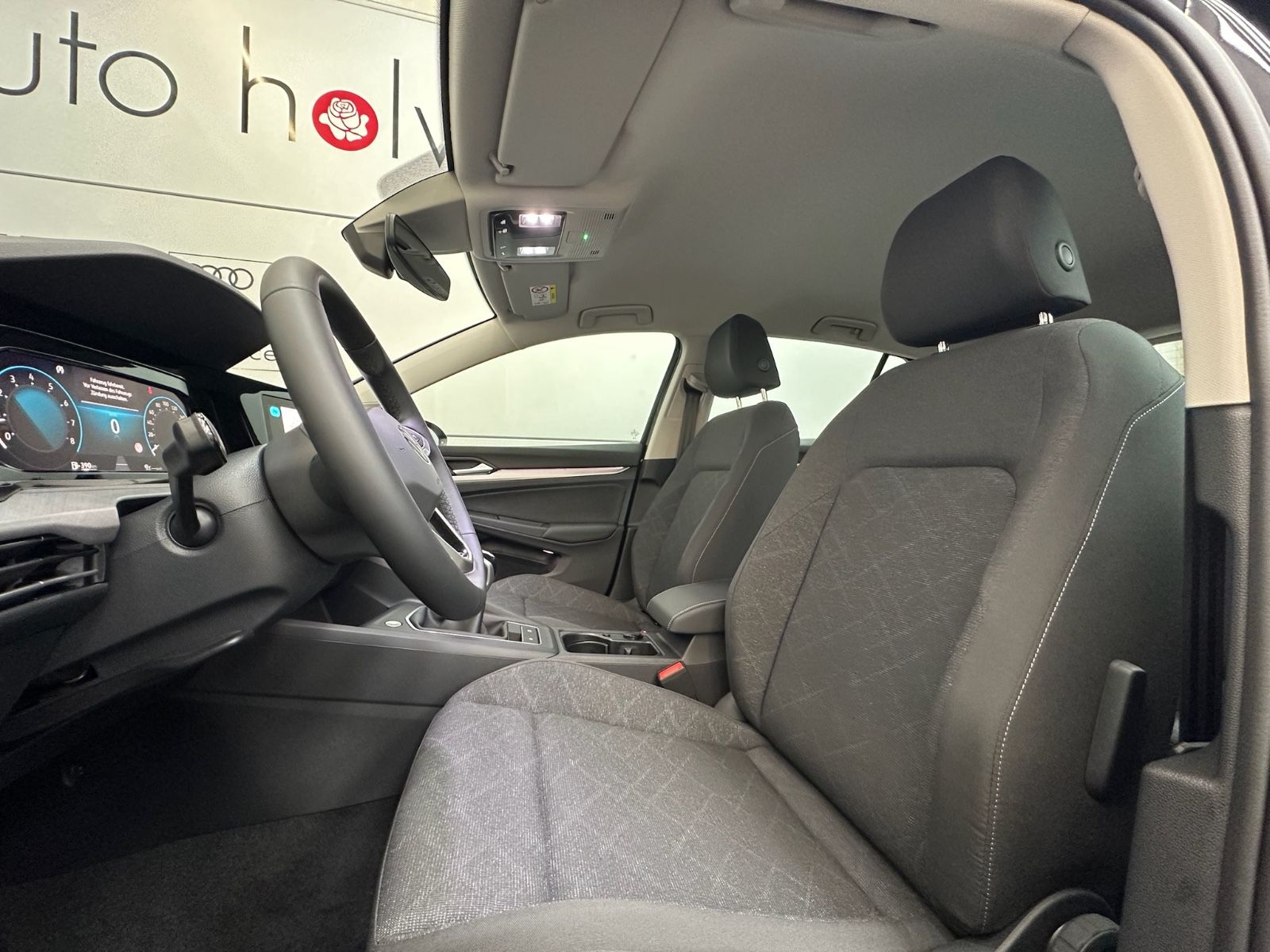 Volkswagen Golf 1.5 TSI Life - Samsaru's Car Outlet