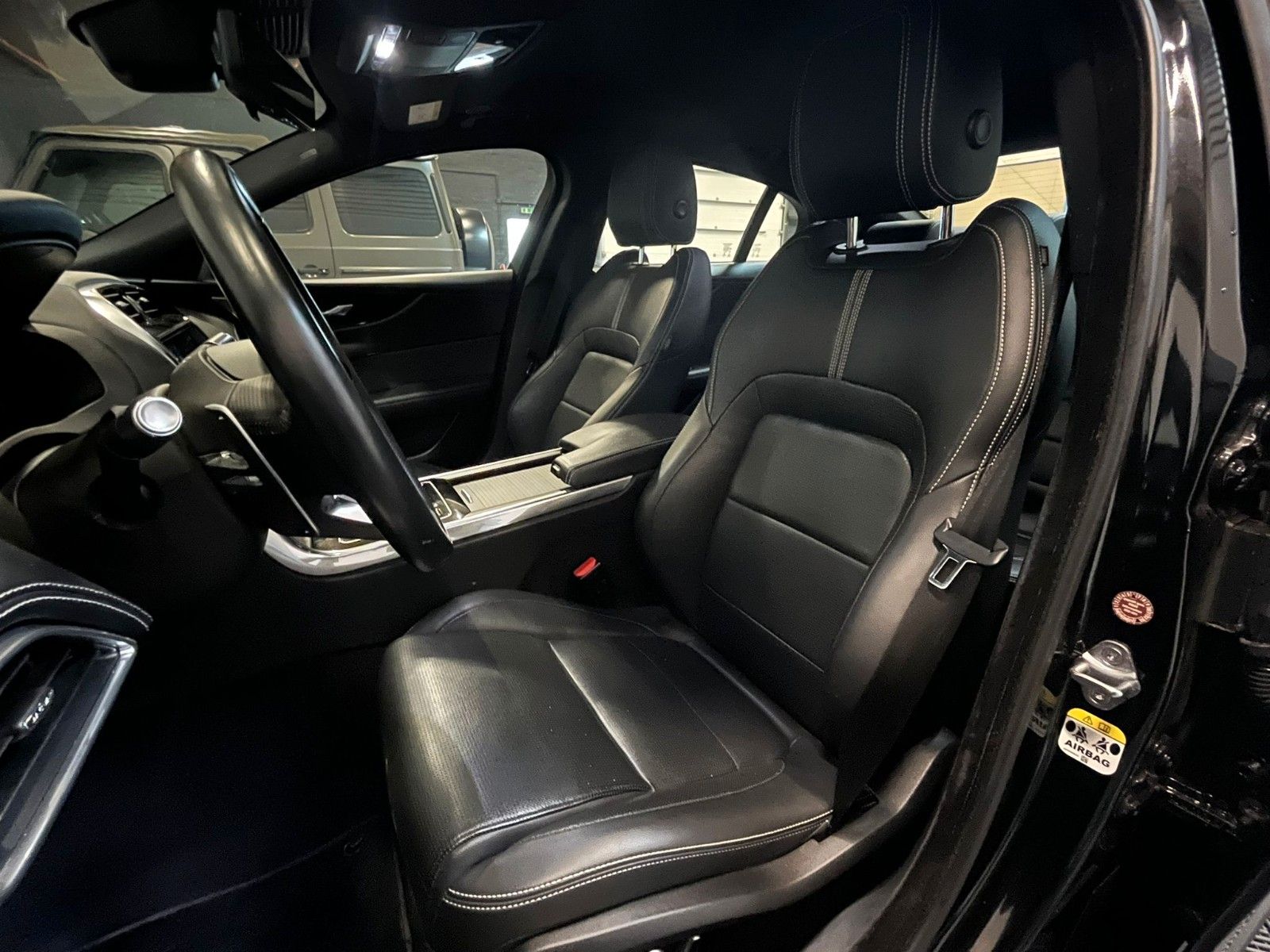 Jaguar XE P250 R-Dynamic Black *ACC-HuD-LED-360°*