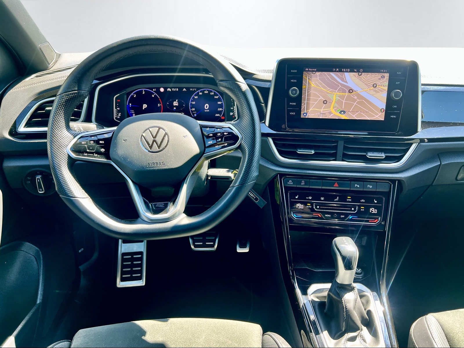 Volkswagen T-Roc R-Line - Samsaru's Car Outlet