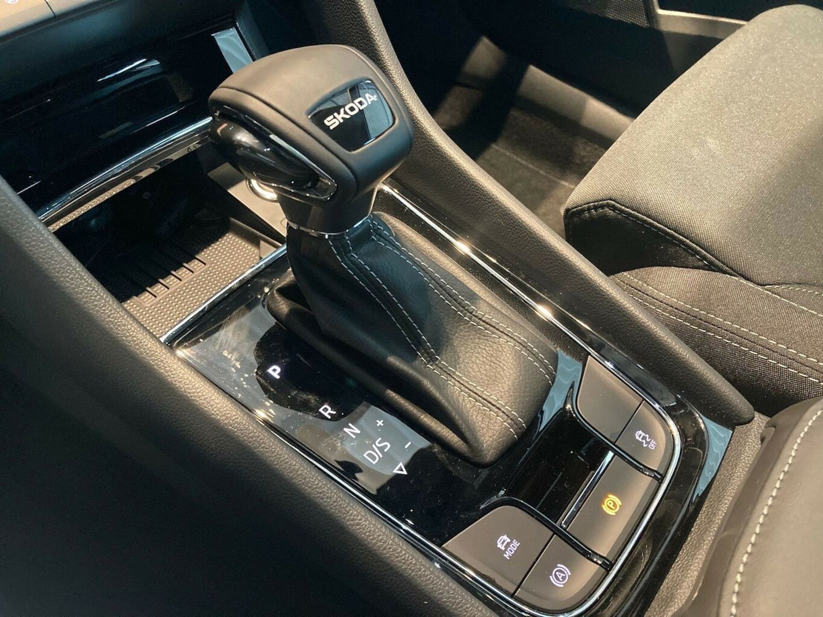 Skoda Karoq Sportline 1,5 TSI DSG*AHK*CANTON*360°*5JG