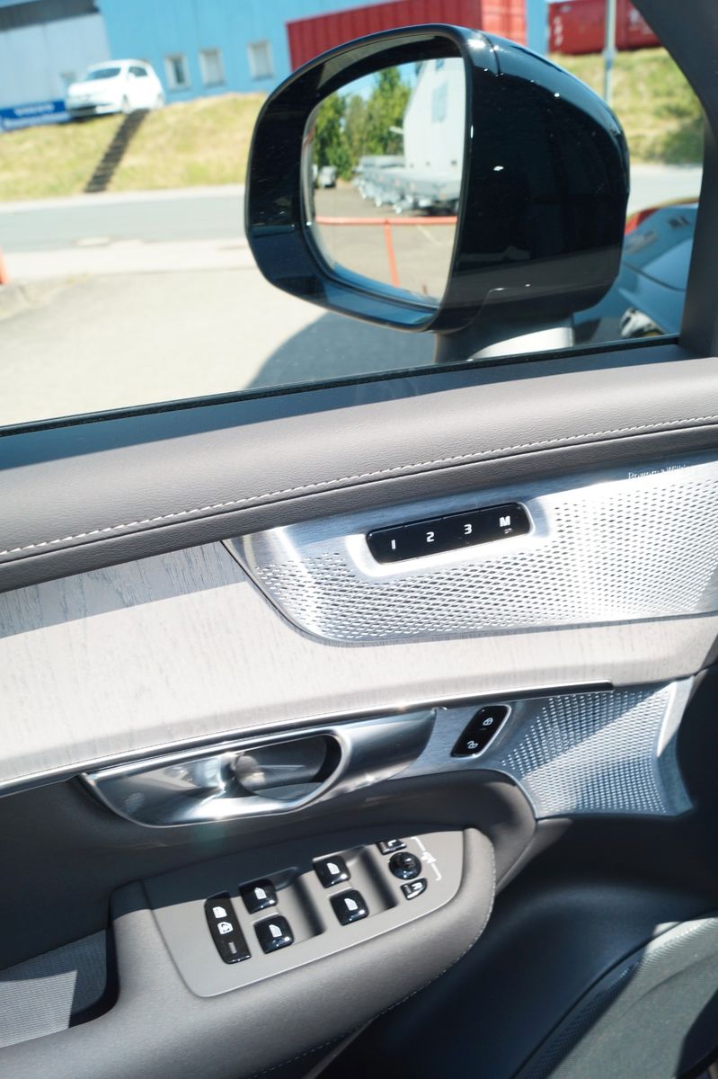 Volvo XC90 T8 AWD PlugIn Hybrid Ultra Dark 7-Sitze Aut