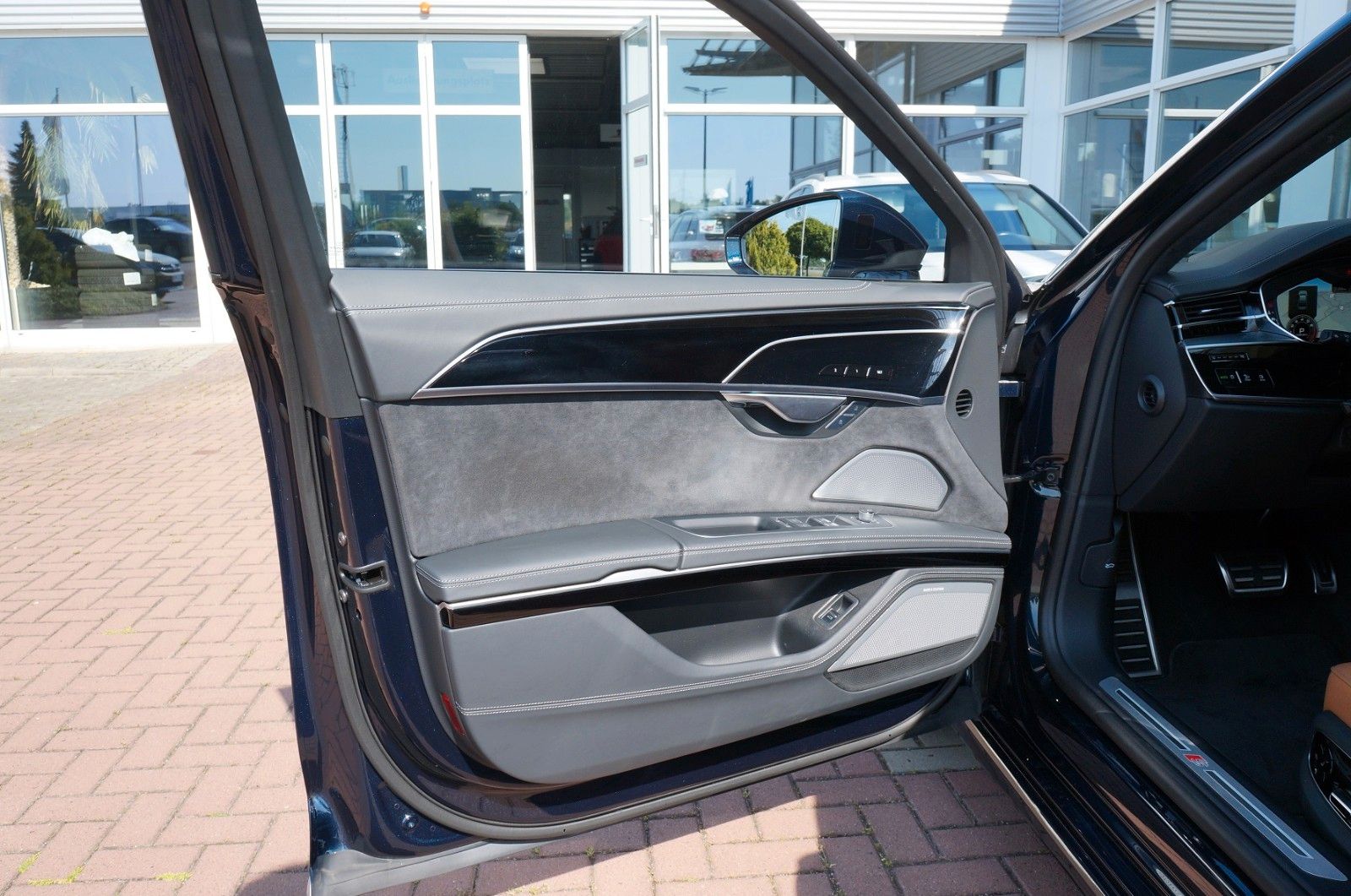 Audi A8L S line V8 60 TFSI - Samsaru's Car Outlet