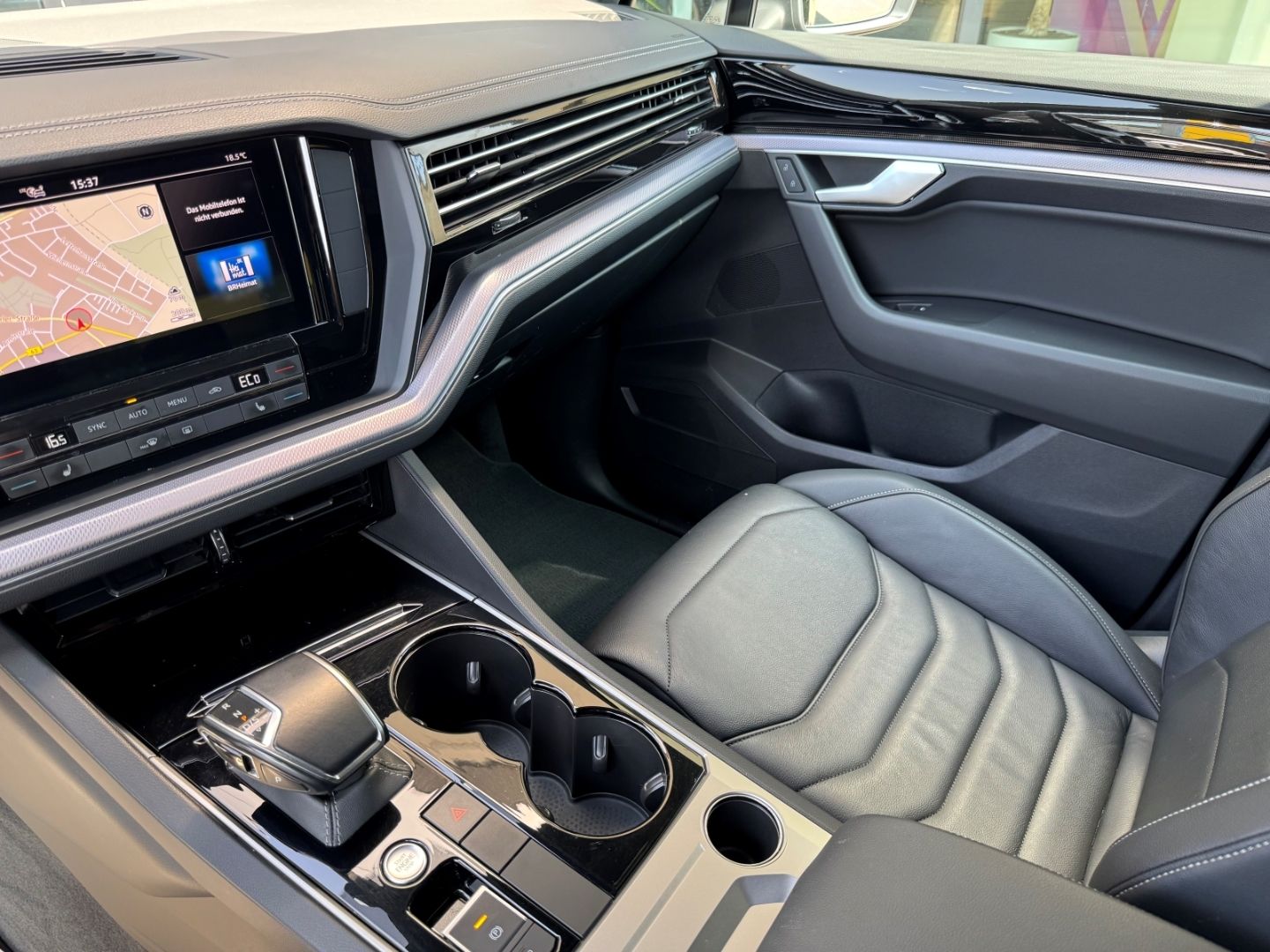 Volkswagen Touareg 4Motion 3.0 V6 TDI R-Line - Samsaru's Car Outlet