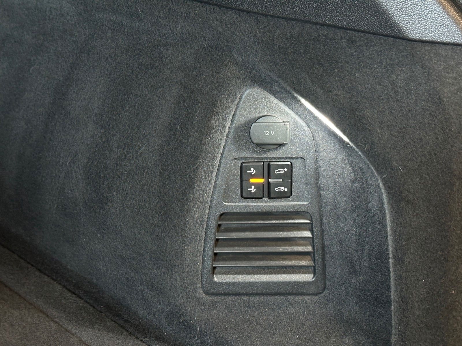 Volkswagen Touareg R-Line 4Motion Black - Samsaru's Car Outlet