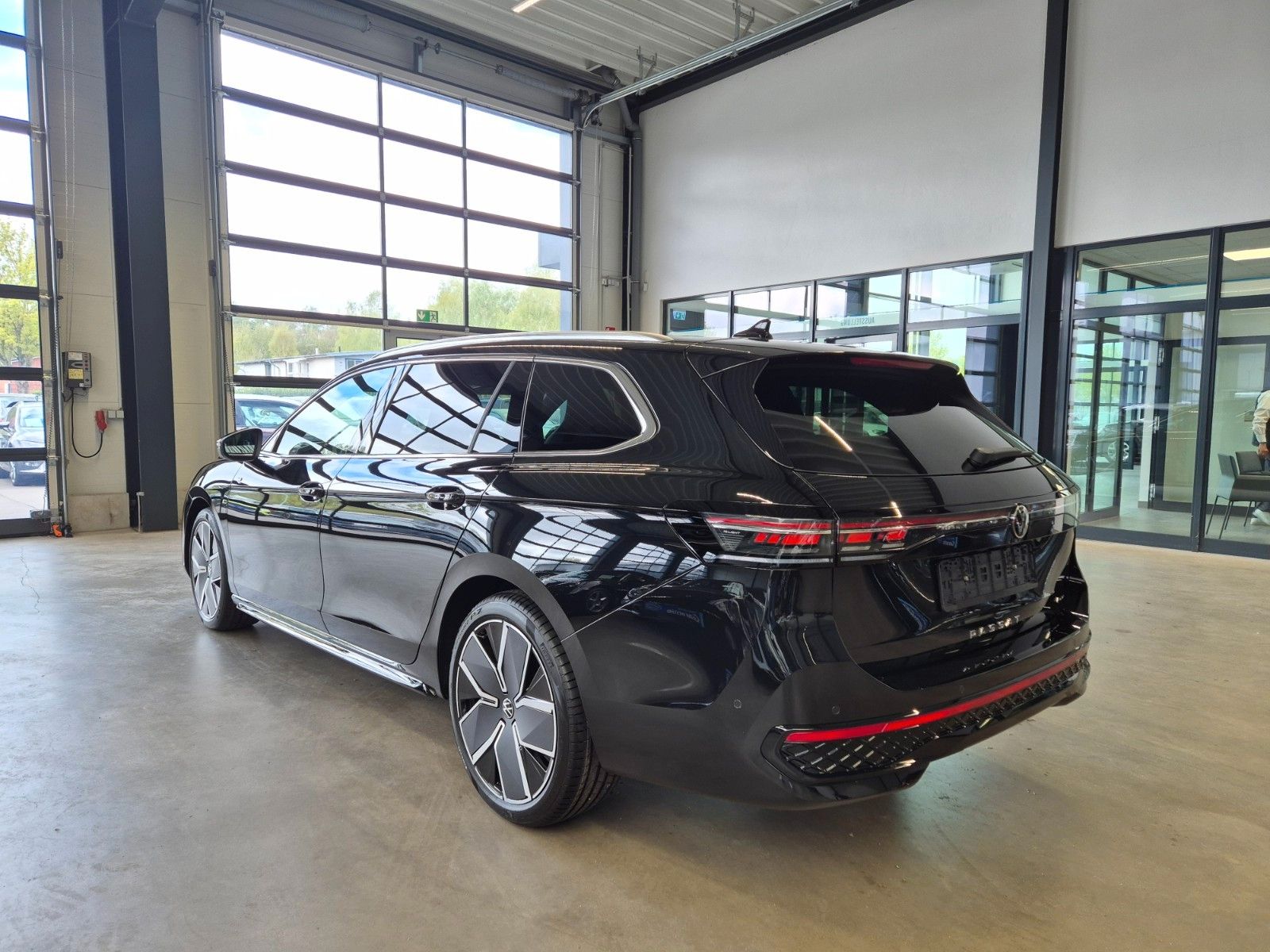Volkswagen PASSAT VARIANT 2.0 TSI 4M R-LINE IQ PANO HUD AHK