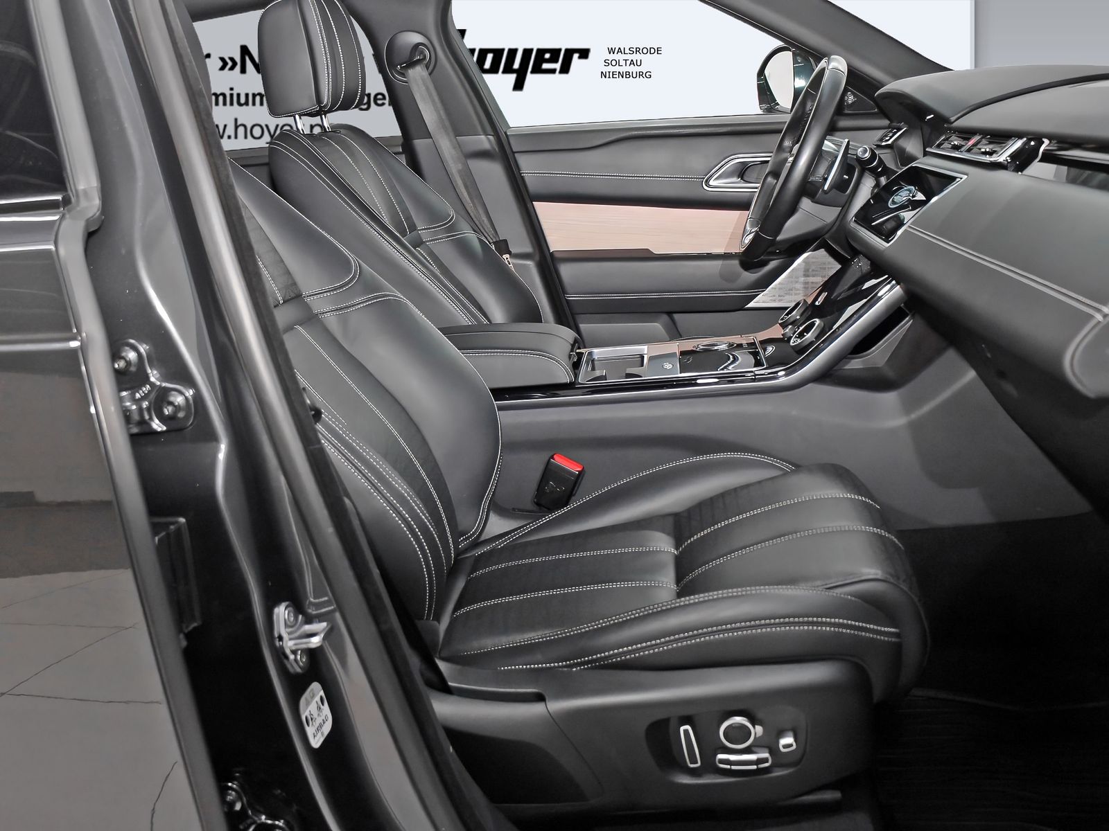 Range Rover Velar 3.0 Sd6 D300 R-Dynamic HSE - Samsaru's Car Outlet
