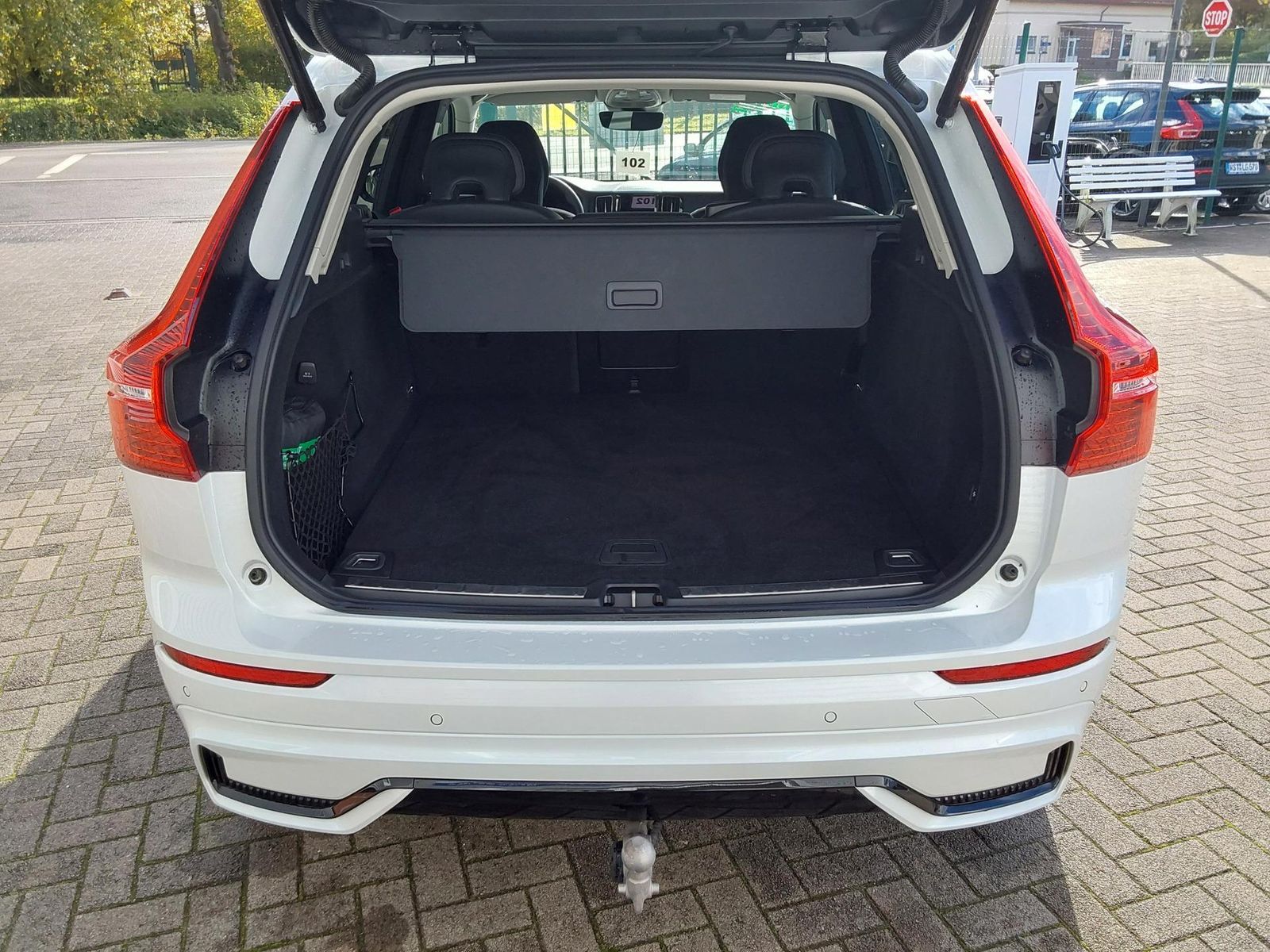 Volvo XC60 B4 D AWD Plus Dark AHK/ACC/LED/SHZ/PDC/N...
